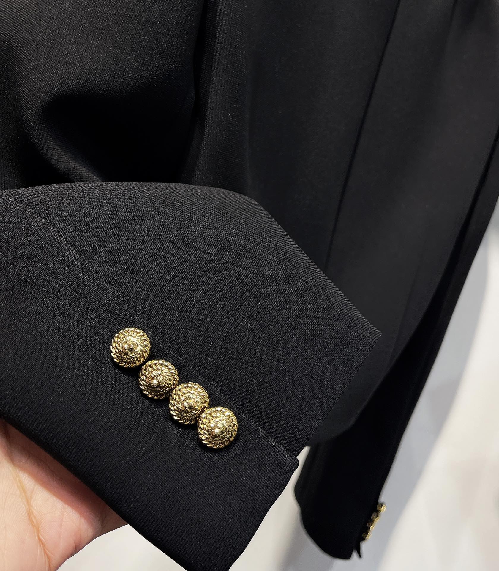 Exclusive P840 Women’s Suit with Monochrome Accelerate Design and Unique Details - 图片 7