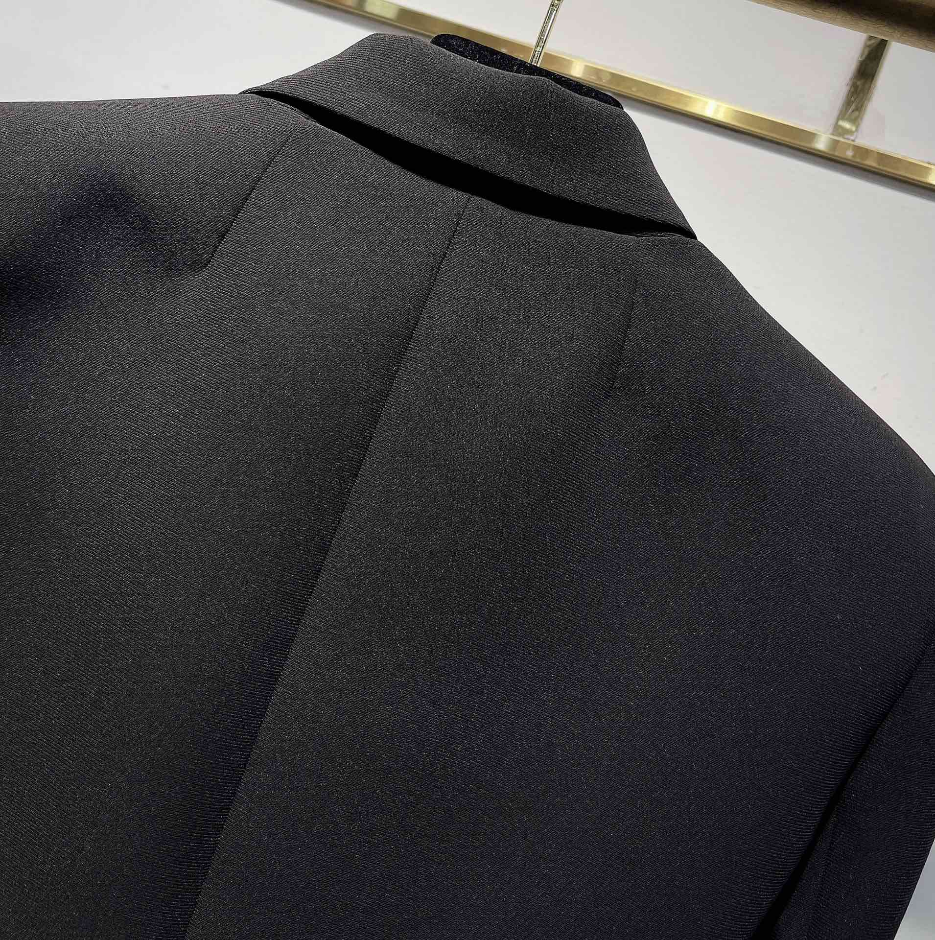 Exclusive P840 Women’s Suit with Monochrome Accelerate Design and Unique Details - 图片 6