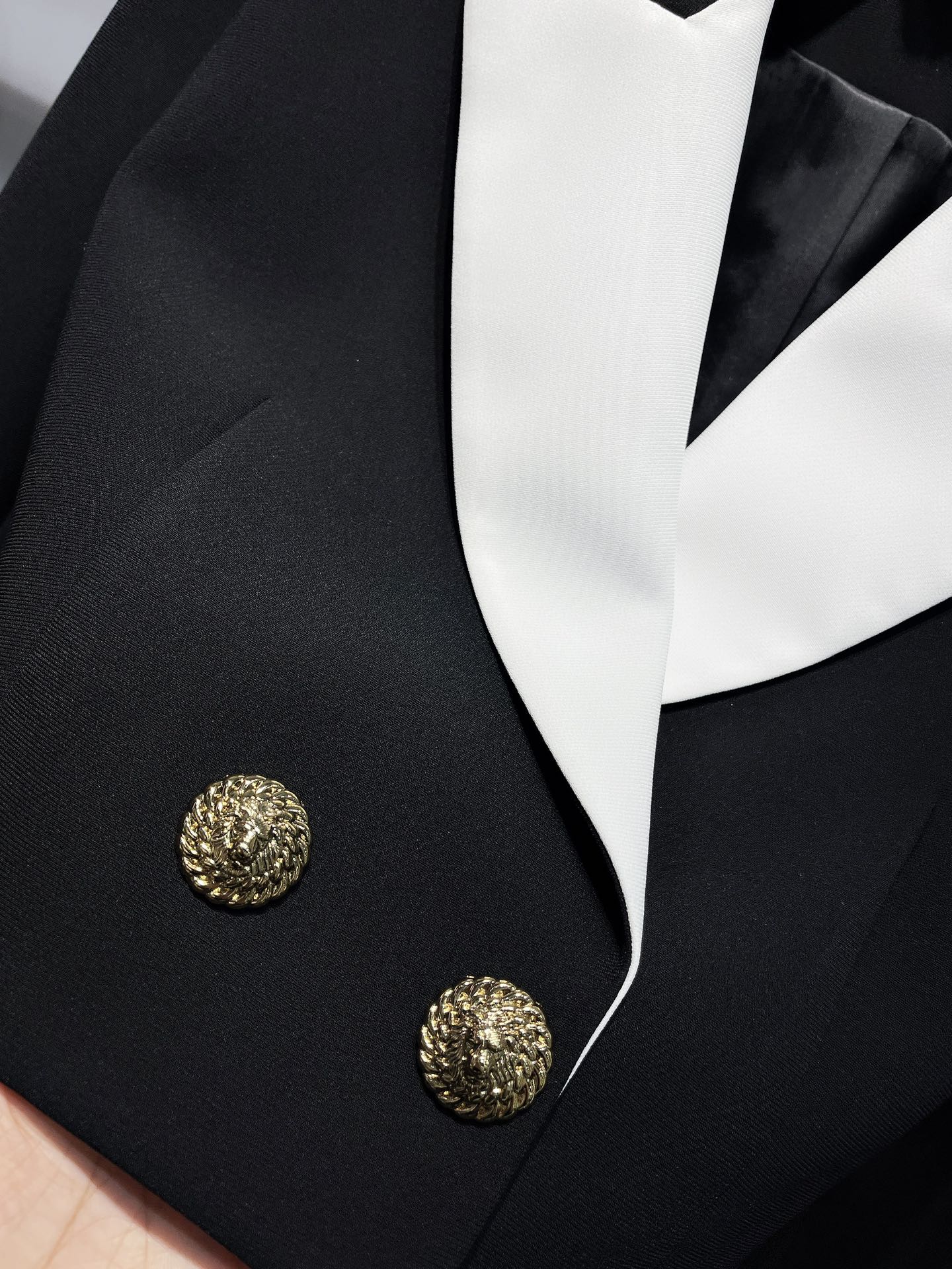 Exclusive P840 Women’s Suit with Monochrome Accelerate Design and Unique Details - 图片 4