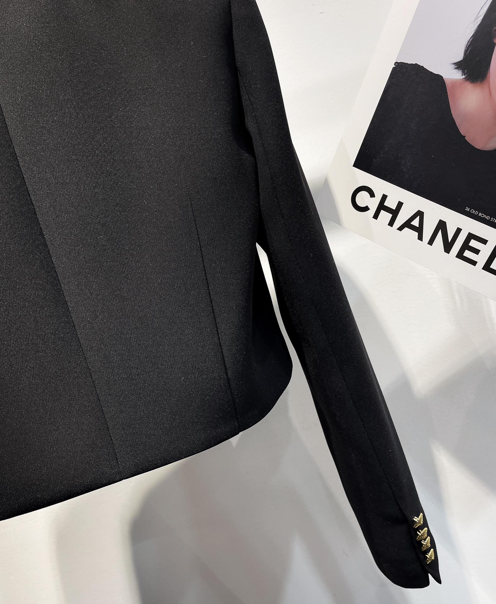 Exclusive P840 Women’s Suit with Monochrome Accelerate Design and Unique Details - 图片 5