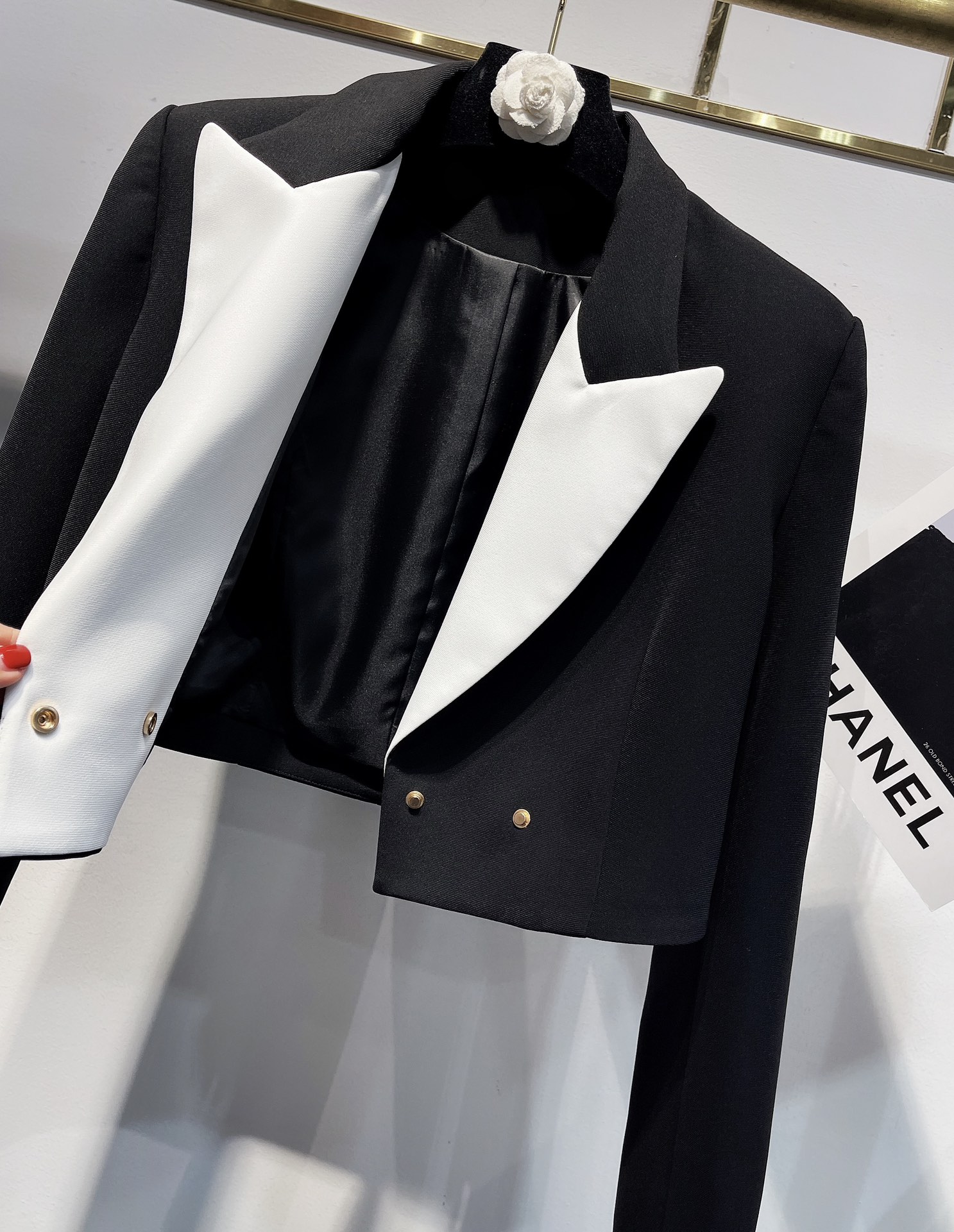 Exclusive P840 Women’s Suit with Monochrome Accelerate Design and Unique Details - 图片 8