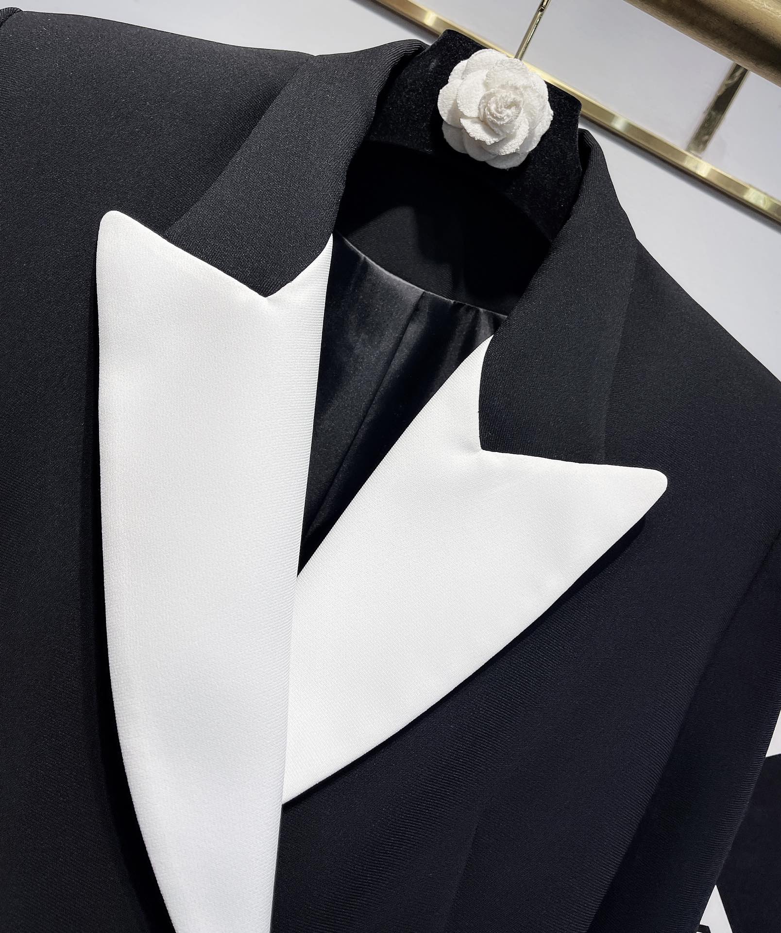 Exclusive P840 Women’s Suit with Monochrome Accelerate Design and Unique Details - 图片 3