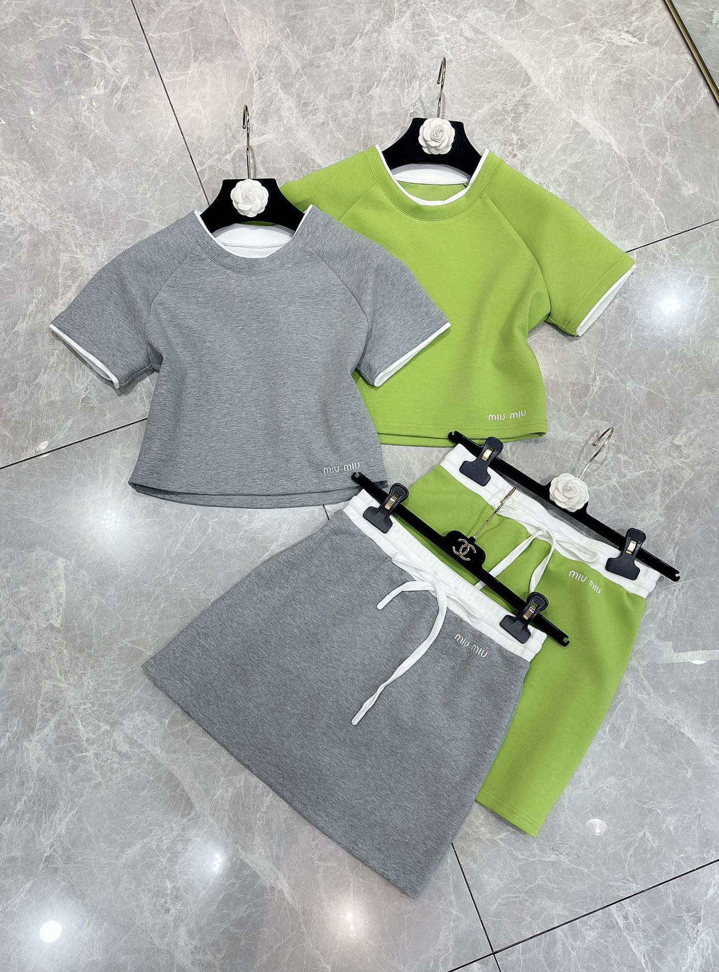 MiuMiu Vêtements Jupes T-Shirt Vert Gris Broderie de fleurs Coton Série printemps Fashion Manches courtes