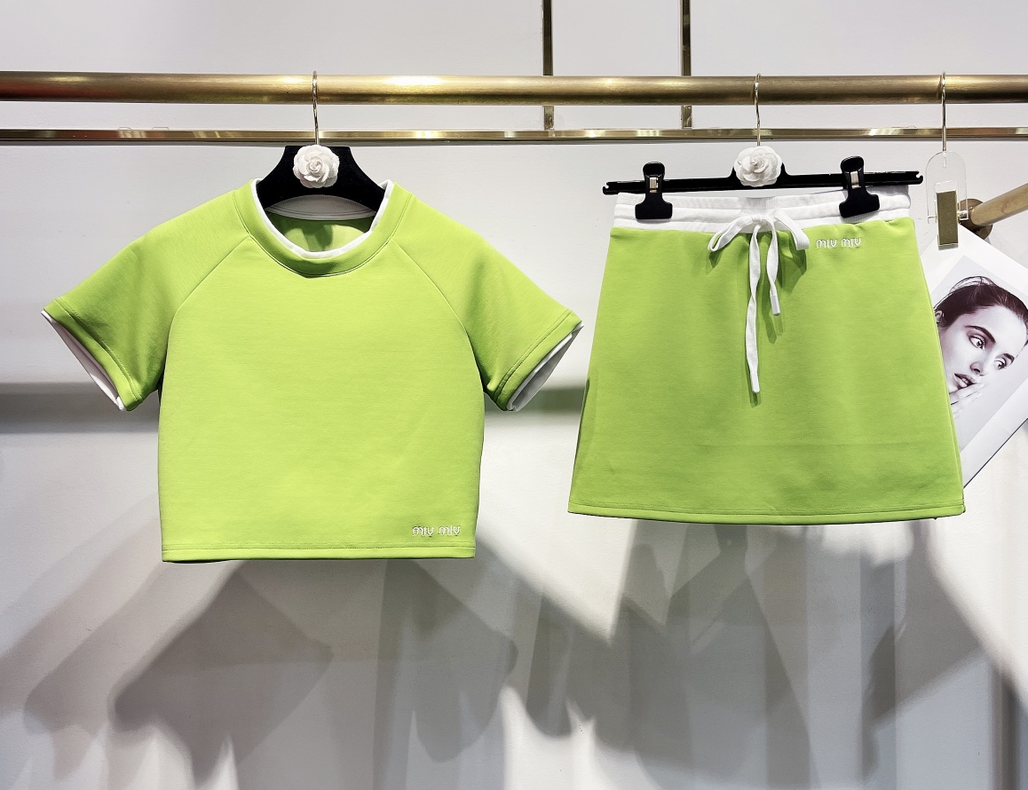 MiuMiu Vêtements Jupes T-Shirt Vert Gris Broderie de fleurs Coton Série printemps Fashion Manches courtes