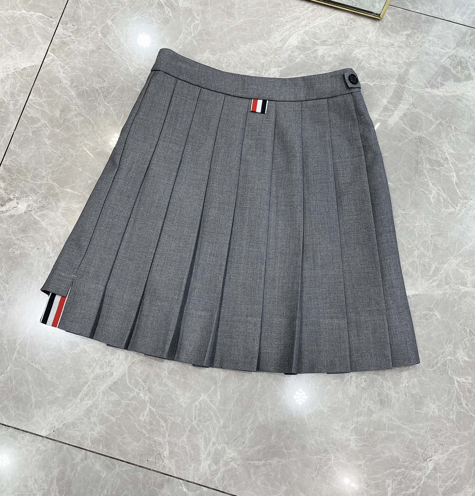 High-Quality Monochrome School Uniform with Custom Details by THOM BROWNE - 图片 8