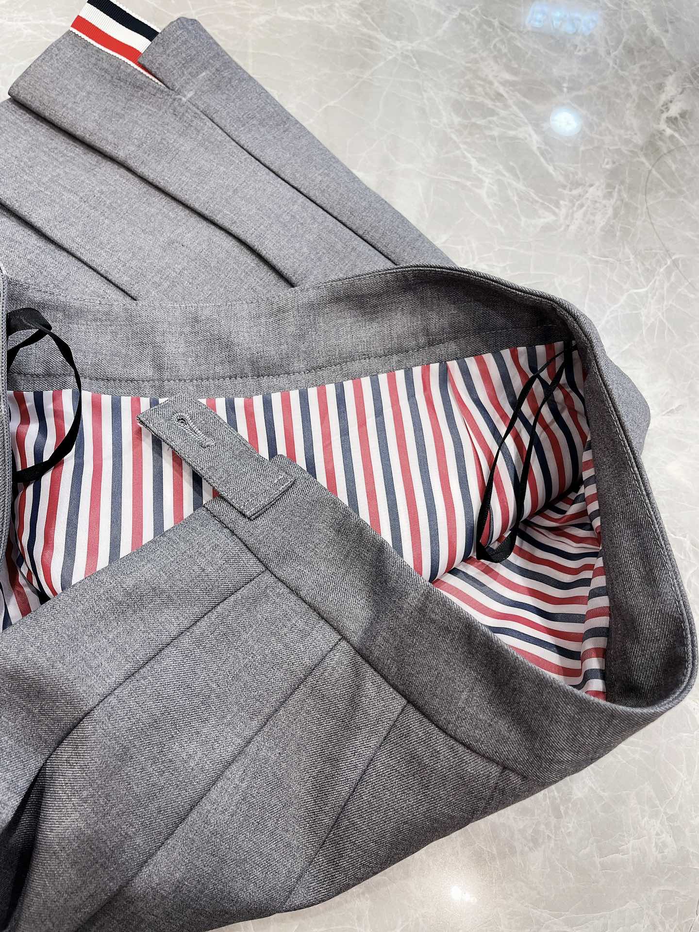 High-Quality Monochrome School Uniform with Custom Details by THOM BROWNE - 图片 9
