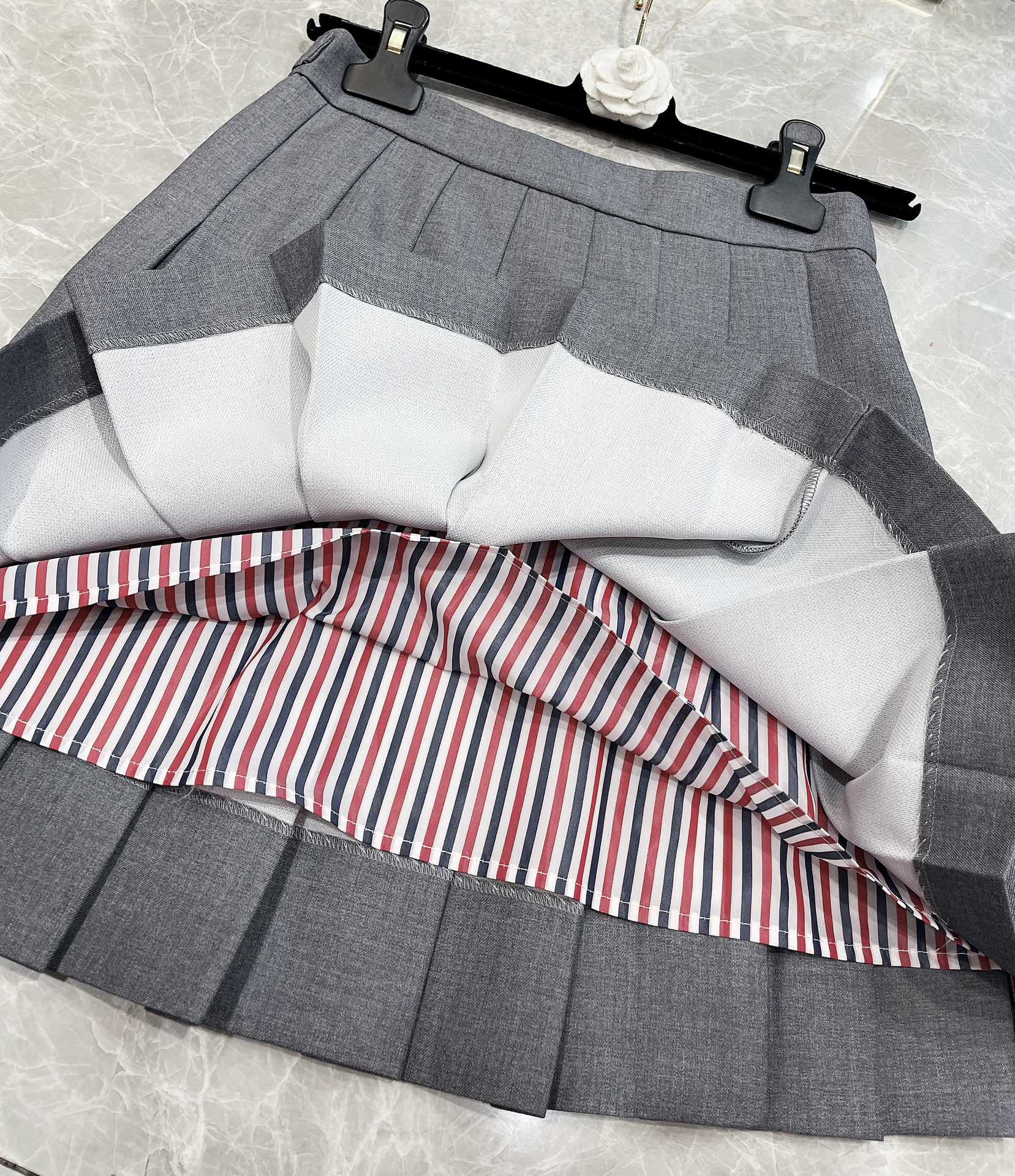 High-Quality Monochrome School Uniform with Custom Details by THOM BROWNE - 图片 5