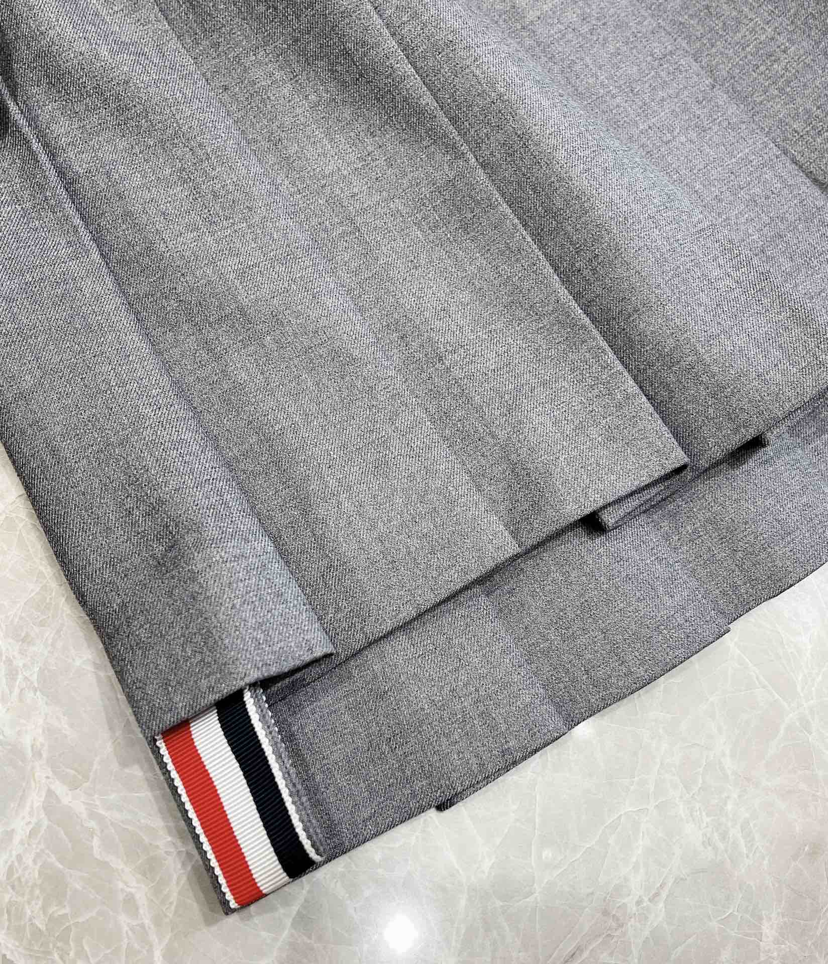 High-Quality Monochrome School Uniform with Custom Details by THOM BROWNE - 图片 4