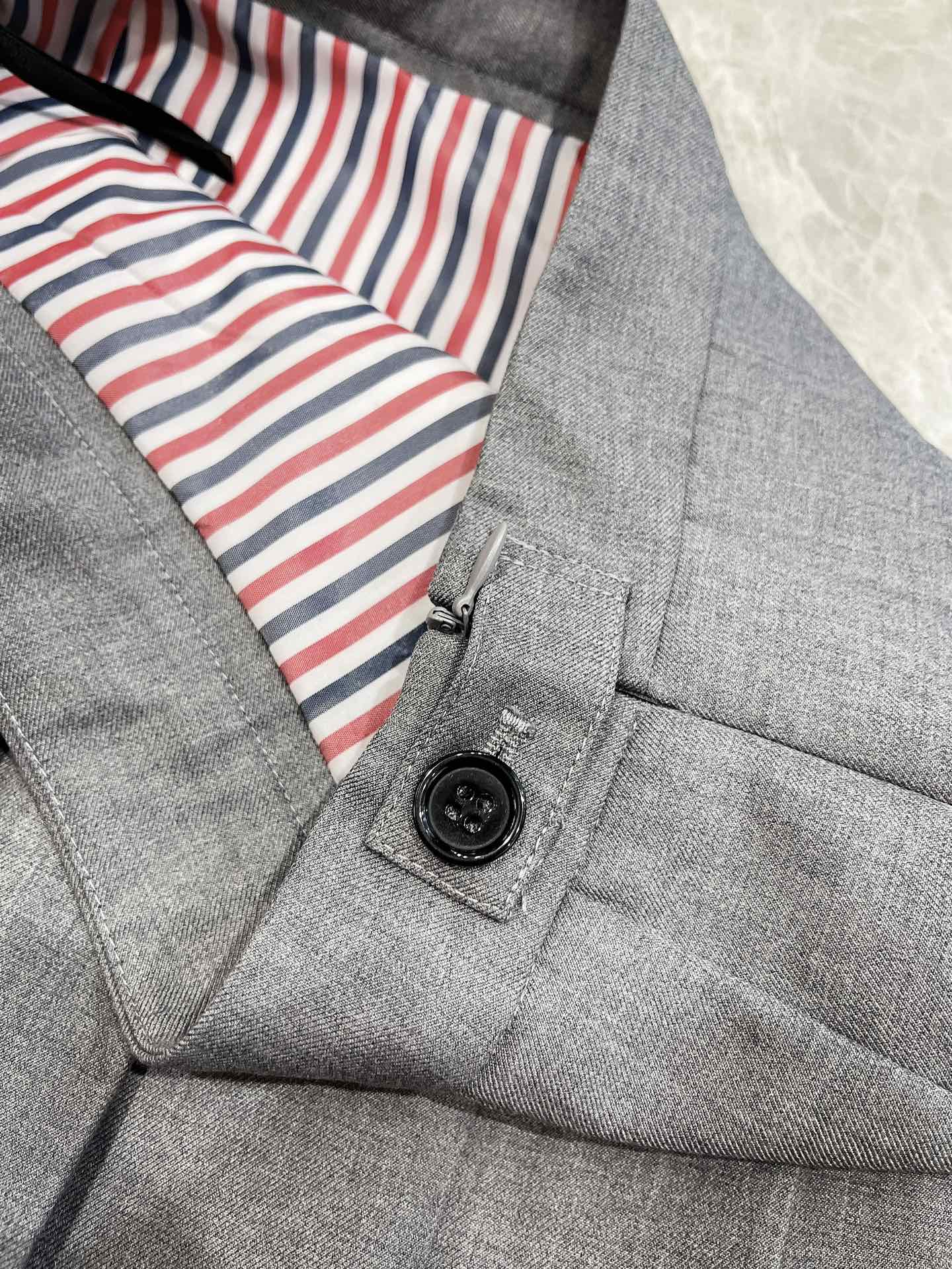 High-Quality Monochrome School Uniform with Custom Details by THOM BROWNE - 图片 6