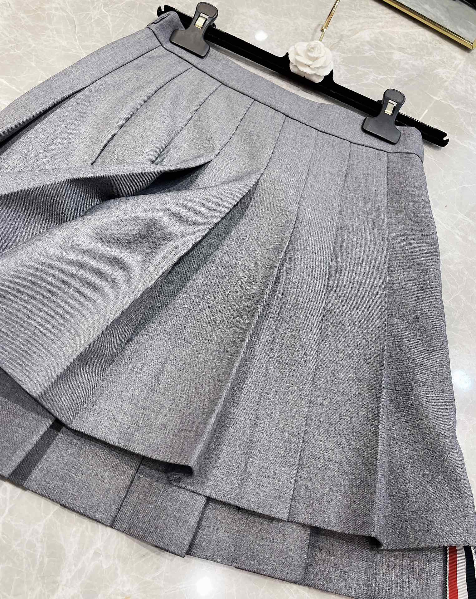 High-Quality Monochrome School Uniform with Custom Details by THOM BROWNE - 图片 7