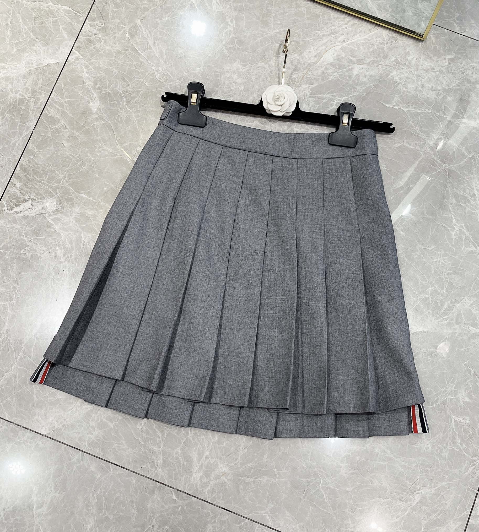High-Quality Monochrome School Uniform with Custom Details by THOM BROWNE - 图片 2