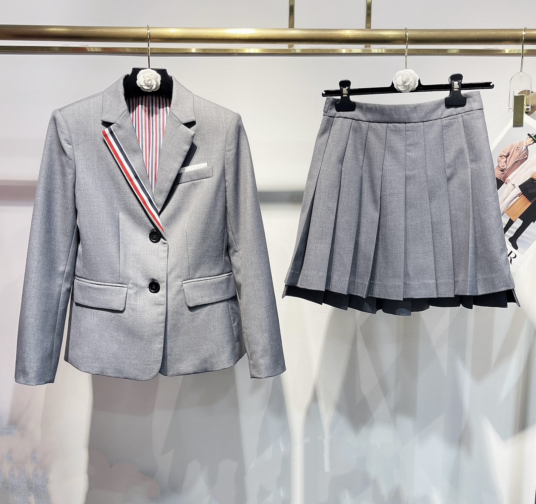 High-Quality Monochrome School Uniform with Custom Details by THOM BROWNE - 图片 1