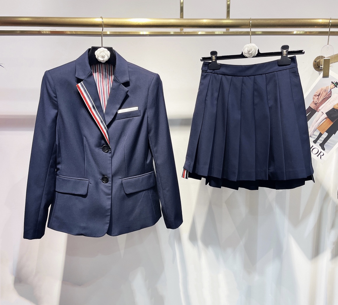 High-Quality Monochrome Women’s Suit by THOM BROWN, Custom Wool, Shell Buttons. - 图片 1