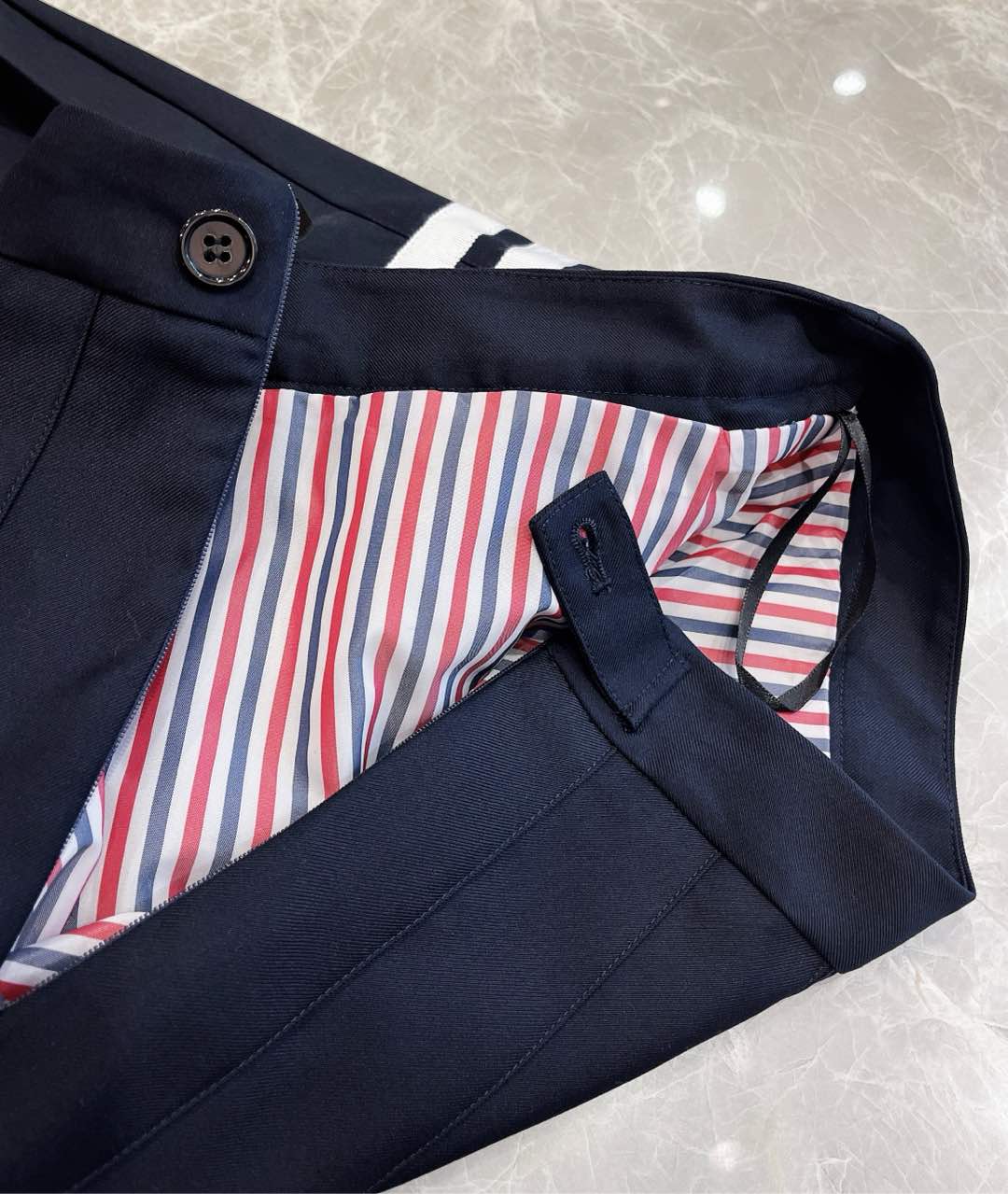 THOM BROWN Monochrome High-Quality Wool Jacket with Natural Shell Buttons. - 图片 9