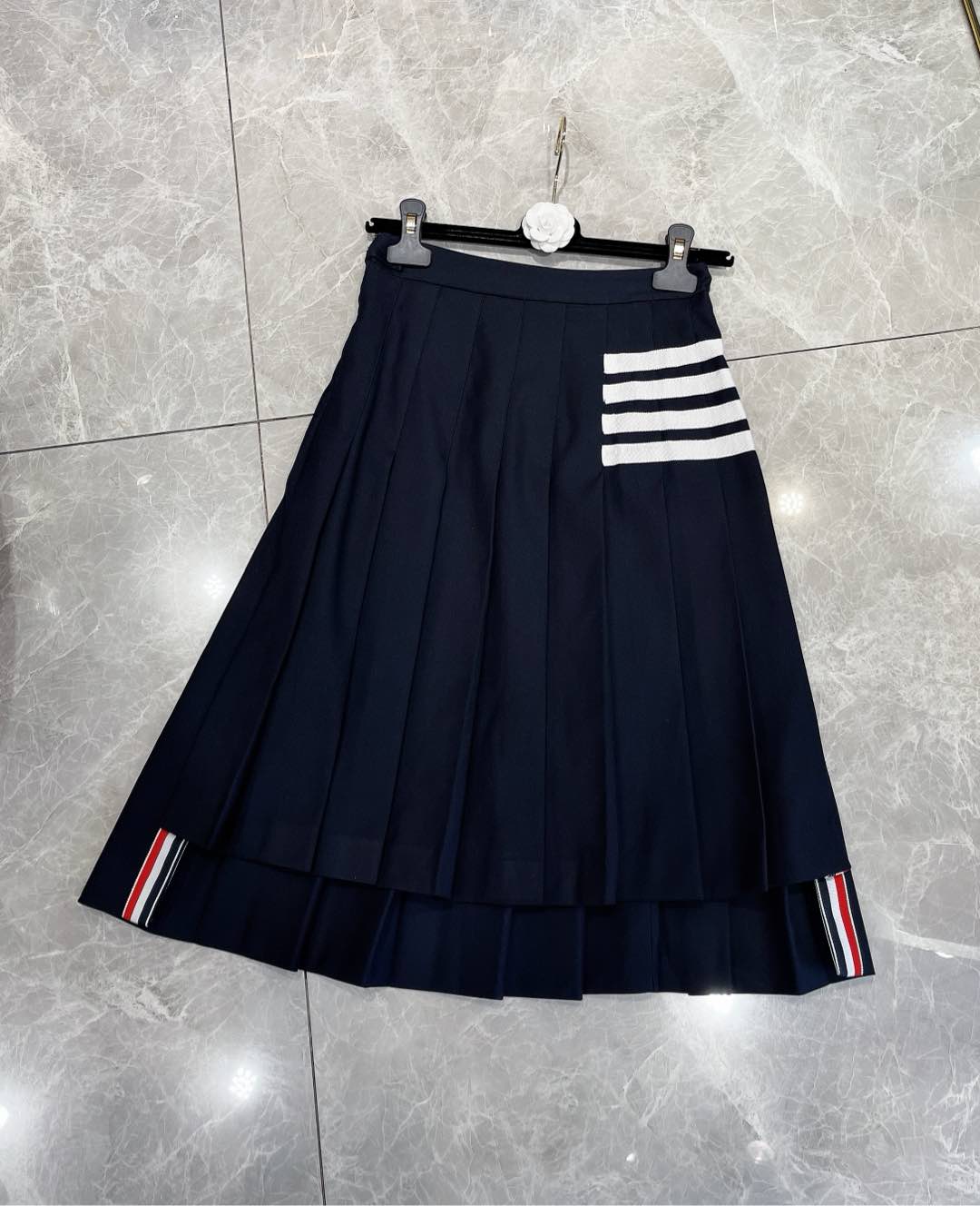 THOM BROWN Monochrome High-Quality Wool Jacket with Natural Shell Buttons. - 图片 2