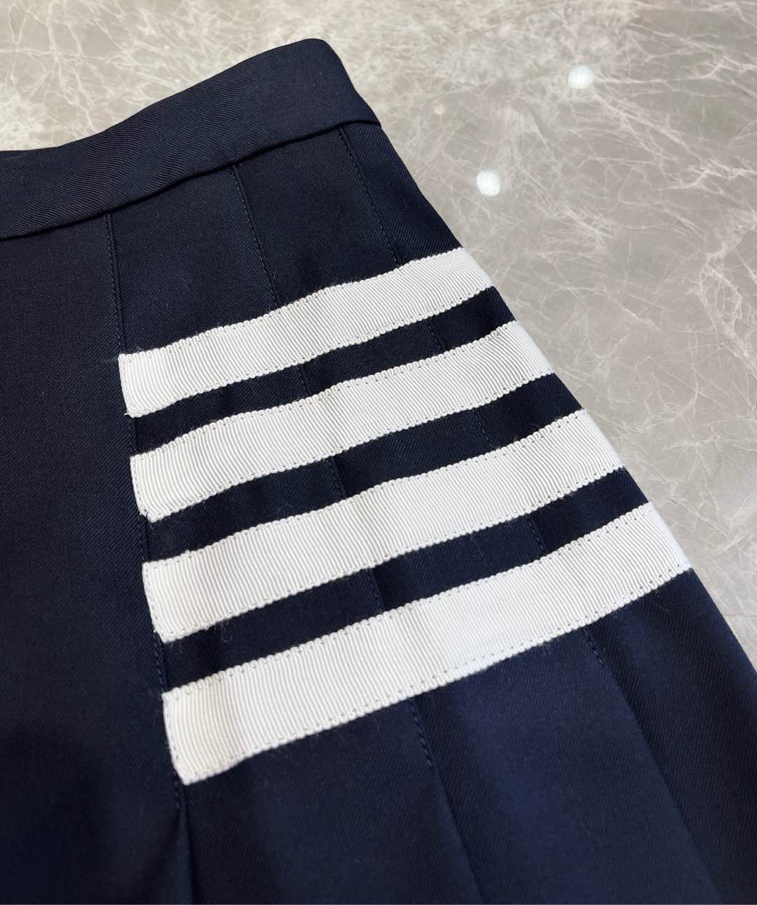 THOM BROWN Monochrome High-Quality Wool Jacket with Natural Shell Buttons. - 图片 4