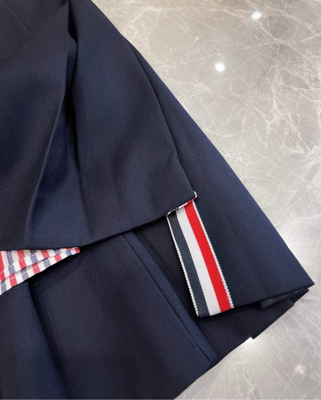 THOM BROWN Monochrome High-Quality Wool Jacket with Natural Shell Buttons. - 图片 7