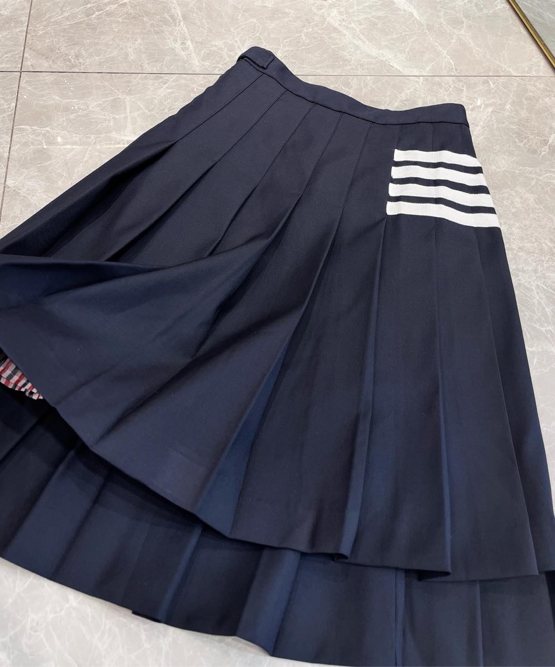 THOM BROWN Monochrome High-Quality Wool Jacket with Natural Shell Buttons. - 图片 5