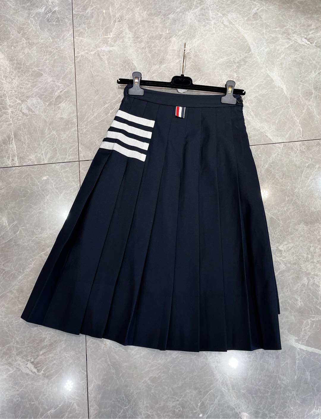 THOM BROWN Monochrome High-Quality Wool Jacket with Natural Shell Buttons. - 图片 8