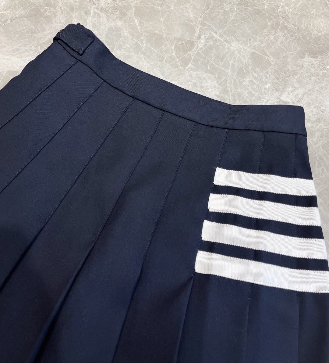 THOM BROWN Monochrome High-Quality Wool Jacket with Natural Shell Buttons. - 图片 3