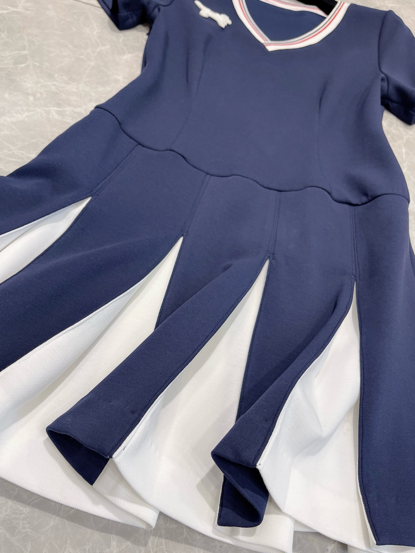 New Release: THOM BROWN School Teddy’s V-Collar Dress in Hide Blue - 图片 8