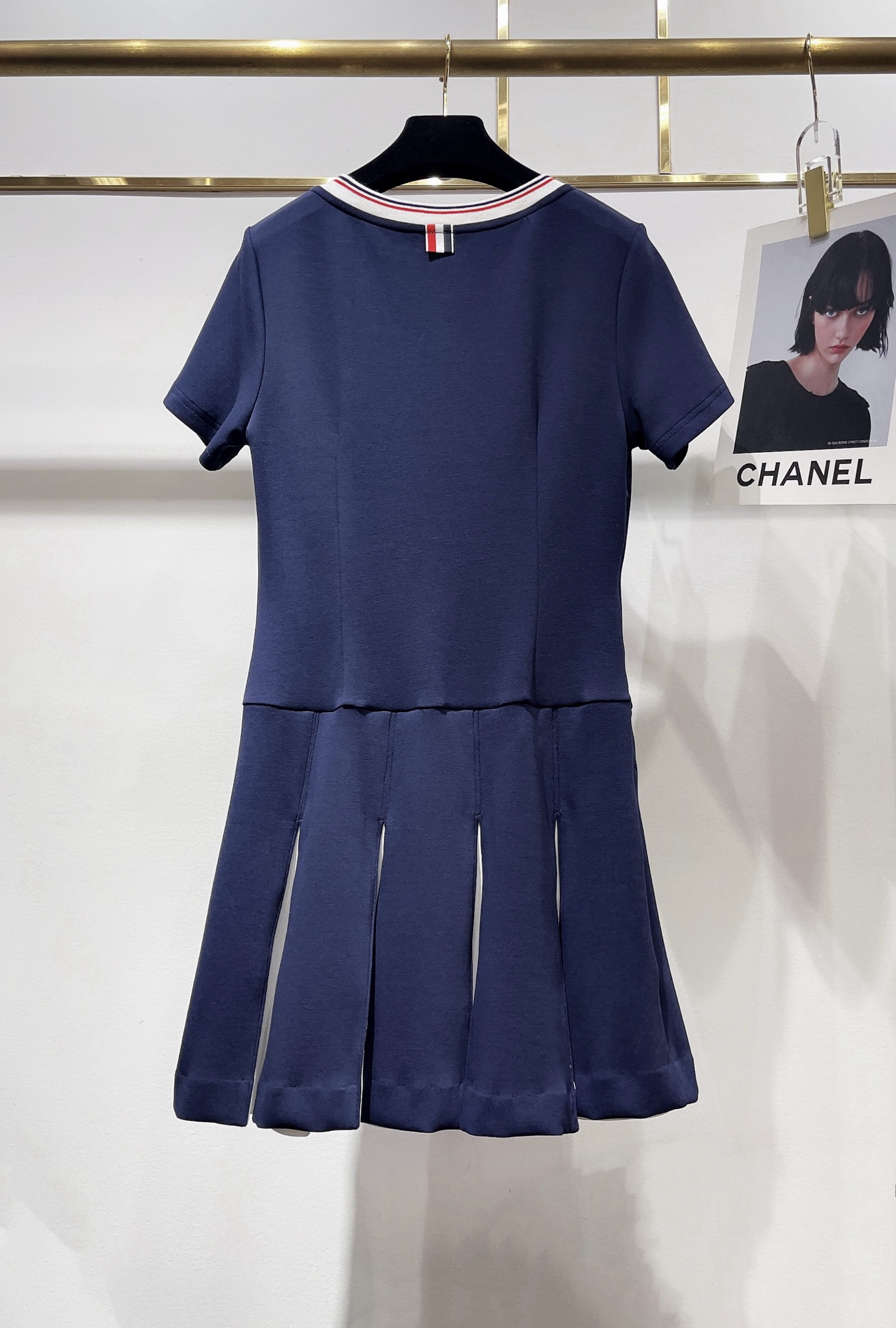 New Release: THOM BROWN School Teddy’s V-Collar Dress in Hide Blue - 图片 2