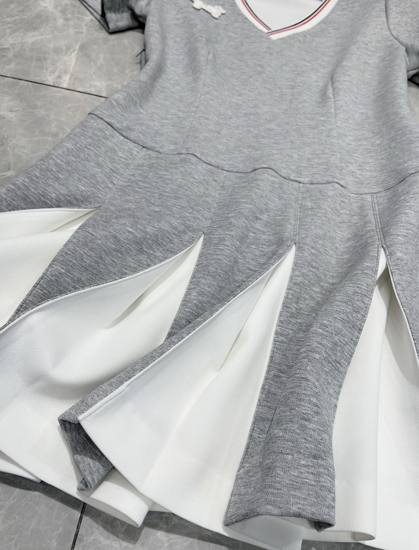 Thom Browne’s P667 V-Collar Dress in Advanced Grey Hide Blue, Exclusive Cash Sale. - 图片 6