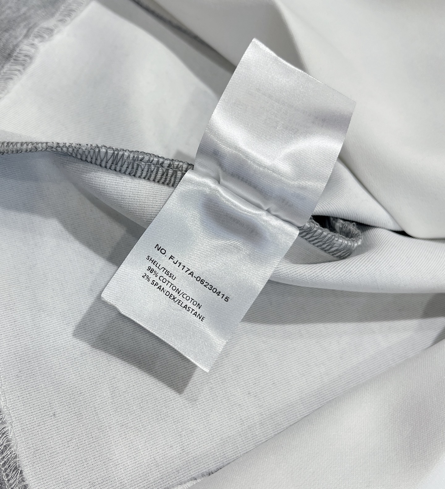 Thom Browne’s P667 V-Collar Dress in Advanced Grey Hide Blue, Exclusive Cash Sale. - 图片 9