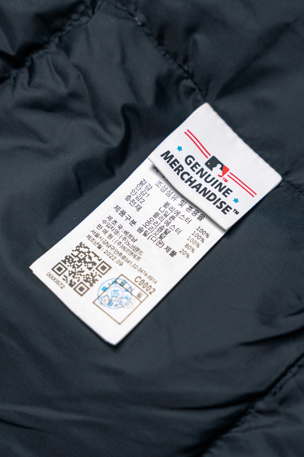 图片[9]-＃暖冬福利 【 𝐌𝐋𝐁 .工装羽绒服 】 MLB是韩国F&F旗下潮流服装品牌，拥有150年历史的经典传统，是街头文化和国际生活方式的领导者。MLB 拥有包括男装、女装、童装、配饰 在内的全品类服饰，提供覆盖各性别、各年龄层、From HeadtoToe的穿搭装备。其产品结合了韩国的时尚造型与质感，展现了运动服饰也可以兼具时尚潮流的风格。在产品设计上，MLB不仅融合了美国职业棒球大联盟的各当家球队，更结合了棒球运动中的各个元素。 材料工艺解析： 1⃣️国标80%白鸭绒，市面独家使用羽绒，绝不吹虚鹅绒等一系列的错误理解 2⃣️ 面料： 100% 涤纶; 里料： 100% 锦纶 ，市面最没有之一，一切遵照原版定制。 4⃣️原代加工厂出品电镀五金，全部原厂定制，非市场各类复刻版 5⃣️大工厂出品，在品质方面一直是不去含糊，大厂出货大家都懂工人的工艺、QA与Qc品检 不是市面小厂可比的。 用心做一件原版产品，让每一位客户有底气去给他的客户介绍说：这个是国内最复刻版本。 好的产品不需要过多软文去衬托， 只有垃圾产品才会吹嘘：原单ZP 用洒洒洋洋几千字来打动消费者！ 虽是F货但不输ZP！-选品中心