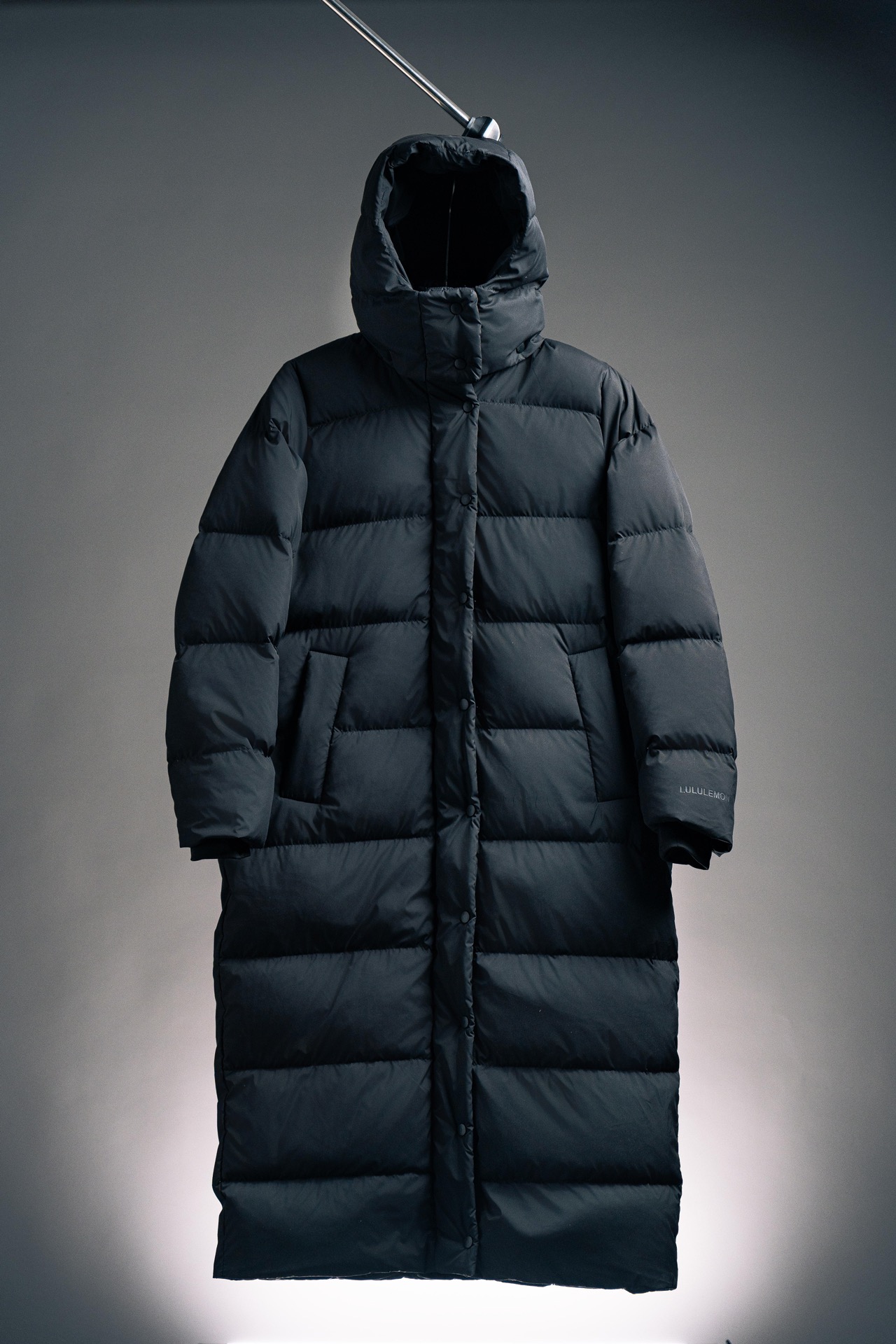 黑色
𝗹𝘂𝗹𝘂𝗹𝗲𝗺𝗼𝗻｜wunder puff 露露乐檬 女士长款连帽羽绒服
尺码数据：2 4 6 8 10
设计理念
这款温暖的羽绒外套伴你度过寒冬，长款设计提升保暖
度，在风雪中带来良好遮盖；腰部可调节，可按需打造造型，同时锁住热量，不怕寒风

面料&特点
•SoftMatte ™ 面料可挡风，不易被水沾湿
•600蓬松度鹅绒填充，轻盈温暖
•可拆卸连帽设计
•腰部内侧抽绳设计，按需调节松紧度
•外侧拉链口袋，内置隐藏式手机袋
•内侧口袋，存放所需品
•内侧袖口舒适贴合 双向拉链设计
•宽松款型，长度过膝