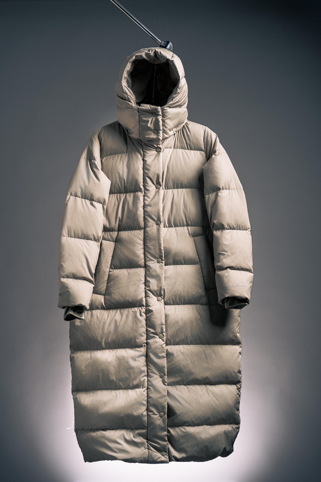 亚麻色
𝗹𝘂𝗹𝘂𝗹𝗲𝗺𝗼𝗻｜wunder puff 露露乐檬 女士长款连帽羽绒服
尺码数据：2 4 6 8 10
设计理念
这款温暖的羽绒外套伴你度过寒冬，长款设计提升保暖
度，在风雪中带来良好遮盖；腰部可调节，可按需打造造型，同时锁住热量，不怕寒风

面料&特点
•SoftMatte ™ 面料可挡风，不易被水沾湿
•600蓬松度鹅绒填充，轻盈温暖
•可拆卸连帽设计
•腰部内侧抽绳设计，按需调节松紧度
•外侧拉链口袋，内置隐藏式手机袋
•内侧口袋，存放所需品
•内侧袖口舒适贴合 双向拉链设计
•宽松款型，长度过膝