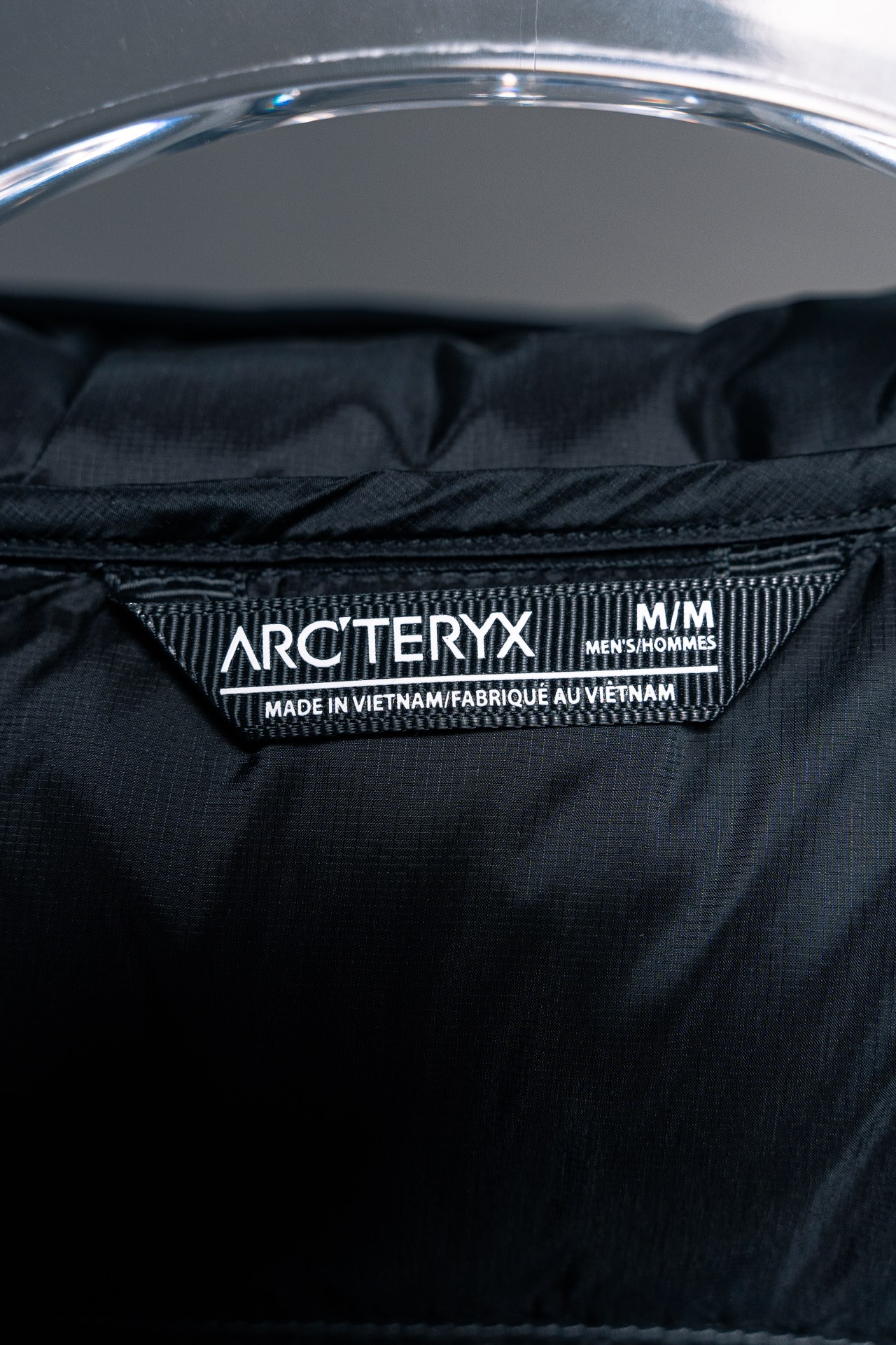特价💰280 深灰
Arcteryx始祖鸟 Cerium 850蓬鹅绒纯色轻便防风保暖连帽羽绒服
蓬松度850和充绒量150g,重量更是轻仅为560g,休闲通勤适应性更优。
上身很轻薄但保暖性又是独一档,即使是在种类繁多的ARC’TERYX各系列之中这样的配置和全面体验感也称得上天衣无缝