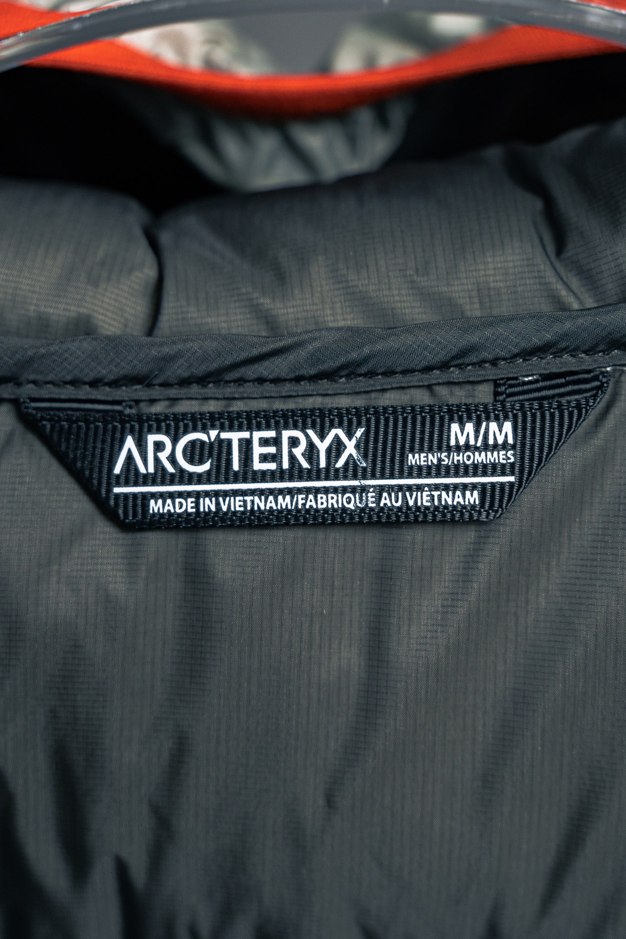 特价💰280  岩石绿
Arcteryx始祖鸟 Cerium 850蓬鹅绒纯色轻便防风保暖连帽羽绒服 

蓬松度850和充绒量150g，重量更是轻仅为560g，休闲通勤适应性更优。
上身很轻薄但保暖性又是独一档，即使是在种类繁多的ARC’TERYX各系列之中这样的配置和全面体验感也称得上天衣无缝