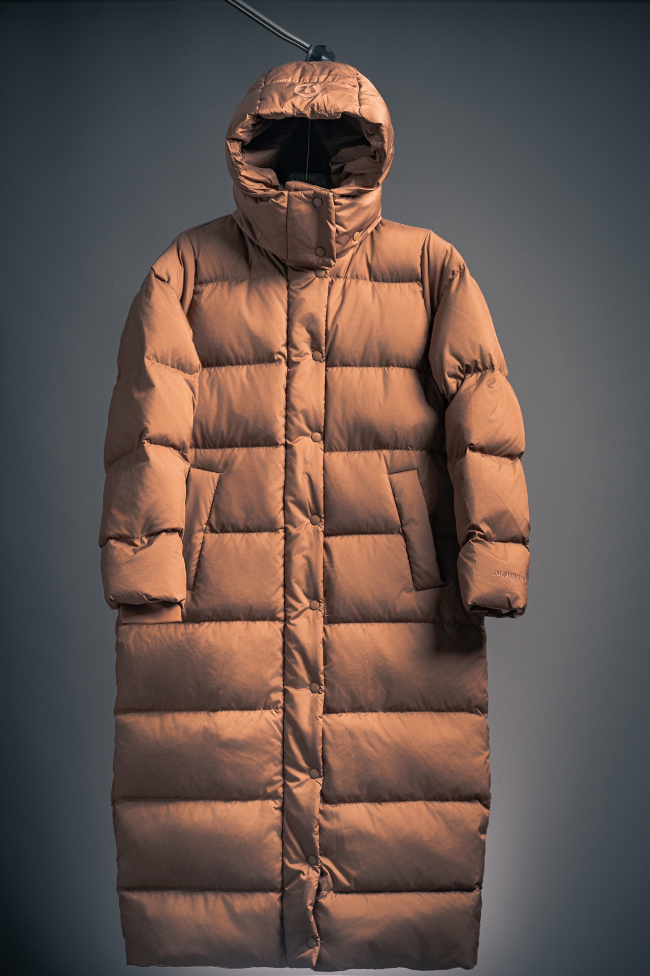 棕色 𝗹𝘂𝗹𝘂𝗹𝗲𝗺𝗼𝗻｜wunder puff 露露乐檬 女士长款连帽羽绒服