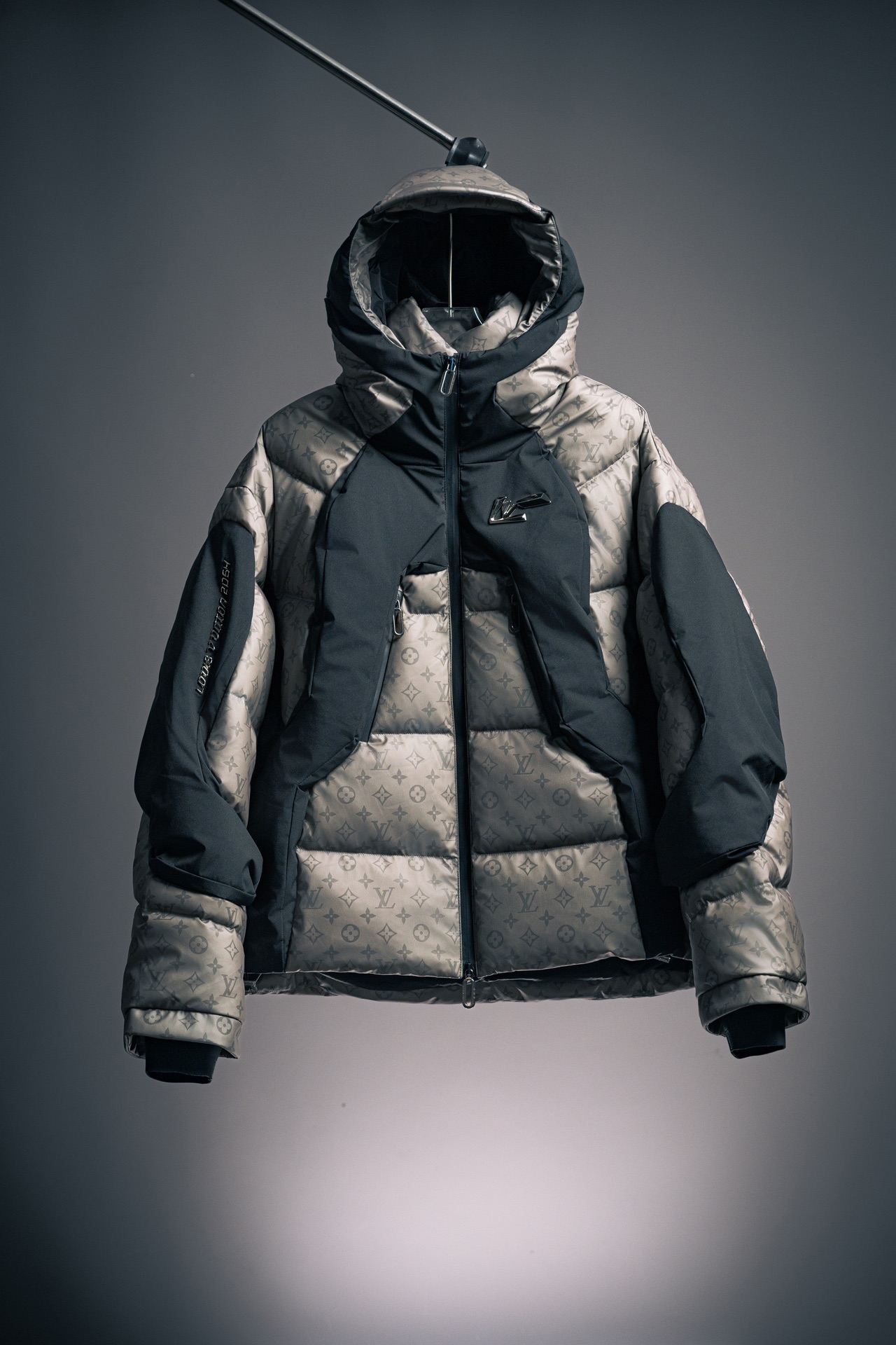 Louis Vuitton路易威登 限定款老花温感连帽羽绒服

此款羽绒夹克采用热敏和水敏科技面料将经典的老花元素铺满，将LV3D标识和LV2054标志放在胸前和右袖
搭配橡胶连指手套、中央拉链和拉链前袋。遇水遇热会变色是2054科技系列的点睛之笔，试想一下你的小伙伴看到你穿着LV在变色的那一下有多么炫酷,这么一件拥有LV老花潮流属性拉满，兼备科技和可玩性的羽绒服，是不是可以成为你反季节舞台穿搭的首选呢!
size：44-54