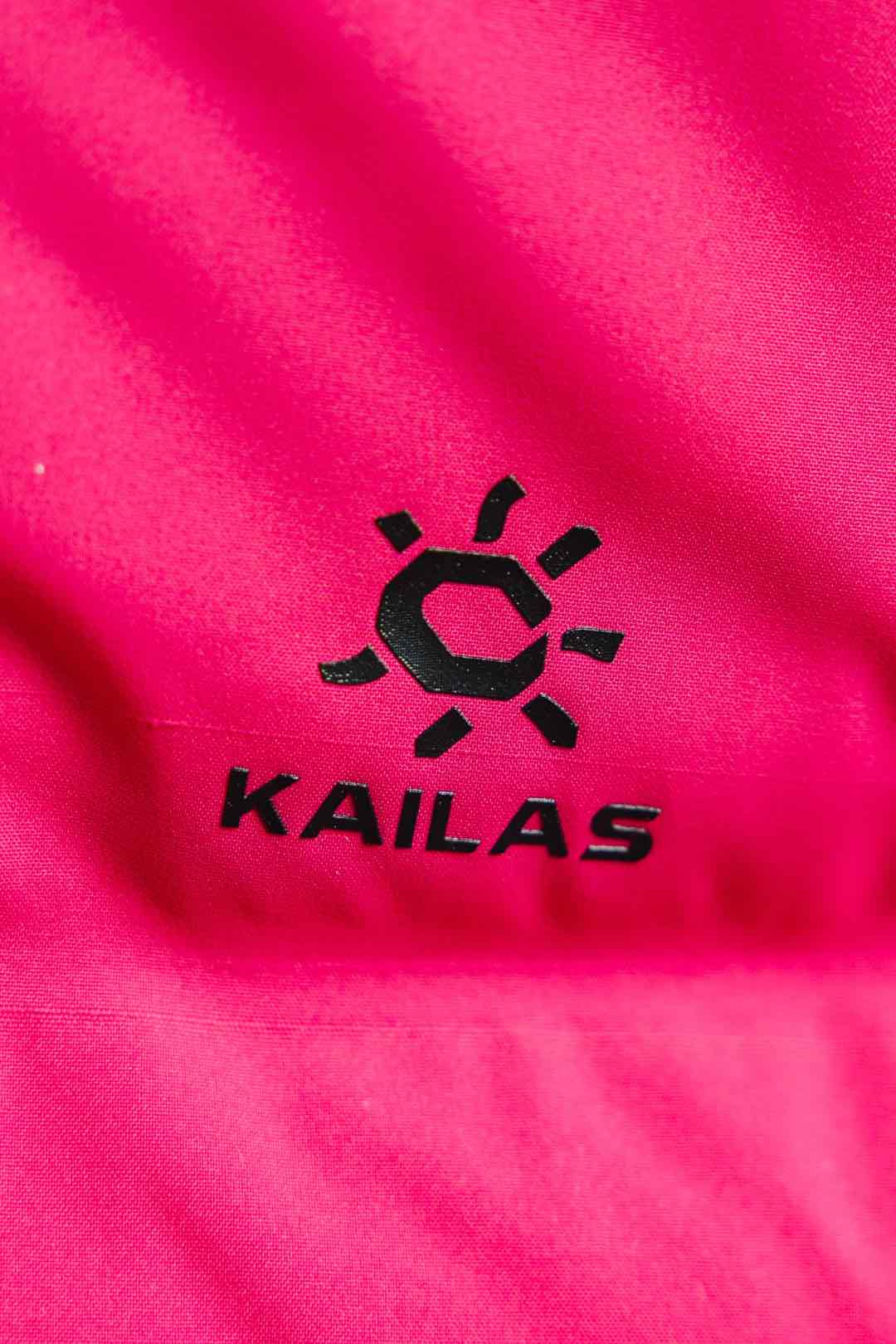 💰540 玫瑰粉 凯乐石达古羽绒服
【N厂凯乐石达古冬季户外抗寒加厚登山防风鹅绒服】独家货源
设计理念：
      这款凯乐石达古鹅绒服是以中国川西阿坝的达古冰川命名的一款鹅绒服，全气候适应，应对山地四季多变气候及温差满足湿冷环境中的保暖防护需求, 为湿冷天气下徒步登山及山地生活设计，具备高性能保暖科技和防风防小雨功能，当外部冷气入侵，即使汗湿情况下，仍可保持恒定保暖，一款高性能羽绒服为你提供需求。
面料+特点：
        ✅ 采用原版定制FILTER-TEC科技面料提供防风保护
        ✅  可调节立体充绒防风帽
        ✅ 填充700蓬鹅绒，绒子含量达90%，高效保暖
        ✅每件衣服充绒量为180g➕以上
        ✅两侧拉链插手袋，内里设有拉链口袋和收纳网袋，方便收纳物品
        ✅透气拉链设计，快速散热
        ✅弹力防风袖口，防止寒气进入
        ✅内里洗水友好结构设计，便于清洗
        ✅兼具防风抗水、透汽、耐磨等全面防护性能，更好应对徒步穿越中的多变天气挑战
        ✅面料采用撞色设计，独特大方
        ✅大臂后侧有独特的透气拉链设计，快速散热
        ✅ 在户外微雨环境下，能够抵挡水滴，防止渗透，抵御日常油污，拒绝吸收油液体类，易去污，普通洗涤，即可轻易去除污迹
        ✅  抗风，透气，轻微保暖，耐磨
        ✅ 三维调节风帽贴脸不漏风，不遮挡
        ✅男女同款 版型偏宽松，冬季必备
        ✅适合亚洲人群

工艺：
       ✅这款凯乐石达古鹅绒服是以中国川西阿坝的达古冰川命名的一款鹅绒服，全气候适应，应对山地四季多变气候及温差满足湿冷环境中的保暖防护需求, 为湿冷天气下徒步登山及山地生活设计，具备高性能保暖科技和防风防小雨功能，当外部冷气入侵，即使汗湿情况下，仍可保持恒定保暖，一款高性能羽绒服为你提供需求，兼具防风抗水、透汽、耐磨、运动延展等性能耐久耐候性尤为出色，轻松应对丛林、岩石复杂坏境它是一款低调简约款，上身以后的舒适感一定会惊艳你。