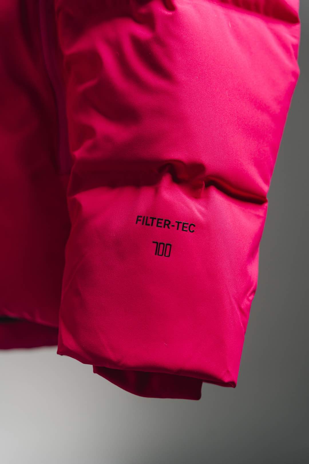 💰540 玫瑰粉 凯乐石达古羽绒服
【N厂凯乐石达古冬季户外抗寒加厚登山防风鹅绒服】独家货源
设计理念：
      这款凯乐石达古鹅绒服是以中国川西阿坝的达古冰川命名的一款鹅绒服，全气候适应，应对山地四季多变气候及温差满足湿冷环境中的保暖防护需求, 为湿冷天气下徒步登山及山地生活设计，具备高性能保暖科技和防风防小雨功能，当外部冷气入侵，即使汗湿情况下，仍可保持恒定保暖，一款高性能羽绒服为你提供需求。
面料+特点：
        ✅ 采用原版定制FILTER-TEC科技面料提供防风保护
        ✅  可调节立体充绒防风帽
        ✅ 填充700蓬鹅绒，绒子含量达90%，高效保暖
        ✅每件衣服充绒量为180g➕以上
        ✅两侧拉链插手袋，内里设有拉链口袋和收纳网袋，方便收纳物品
        ✅透气拉链设计，快速散热
        ✅弹力防风袖口，防止寒气进入
        ✅内里洗水友好结构设计，便于清洗
        ✅兼具防风抗水、透汽、耐磨等全面防护性能，更好应对徒步穿越中的多变天气挑战
        ✅面料采用撞色设计，独特大方
        ✅大臂后侧有独特的透气拉链设计，快速散热
        ✅ 在户外微雨环境下，能够抵挡水滴，防止渗透，抵御日常油污，拒绝吸收油液体类，易去污，普通洗涤，即可轻易去除污迹
        ✅  抗风，透气，轻微保暖，耐磨
        ✅ 三维调节风帽贴脸不漏风，不遮挡
        ✅男女同款 版型偏宽松，冬季必备
        ✅适合亚洲人群

工艺：
       ✅这款凯乐石达古鹅绒服是以中国川西阿坝的达古冰川命名的一款鹅绒服，全气候适应，应对山地四季多变气候及温差满足湿冷环境中的保暖防护需求, 为湿冷天气下徒步登山及山地生活设计，具备高性能保暖科技和防风防小雨功能，当外部冷气入侵，即使汗湿情况下，仍可保持恒定保暖，一款高性能羽绒服为你提供需求，兼具防风抗水、透汽、耐磨、运动延展等性能耐久耐候性尤为出色，轻松应对丛林、岩石复杂坏境它是一款低调简约款，上身以后的舒适感一定会惊艳你。