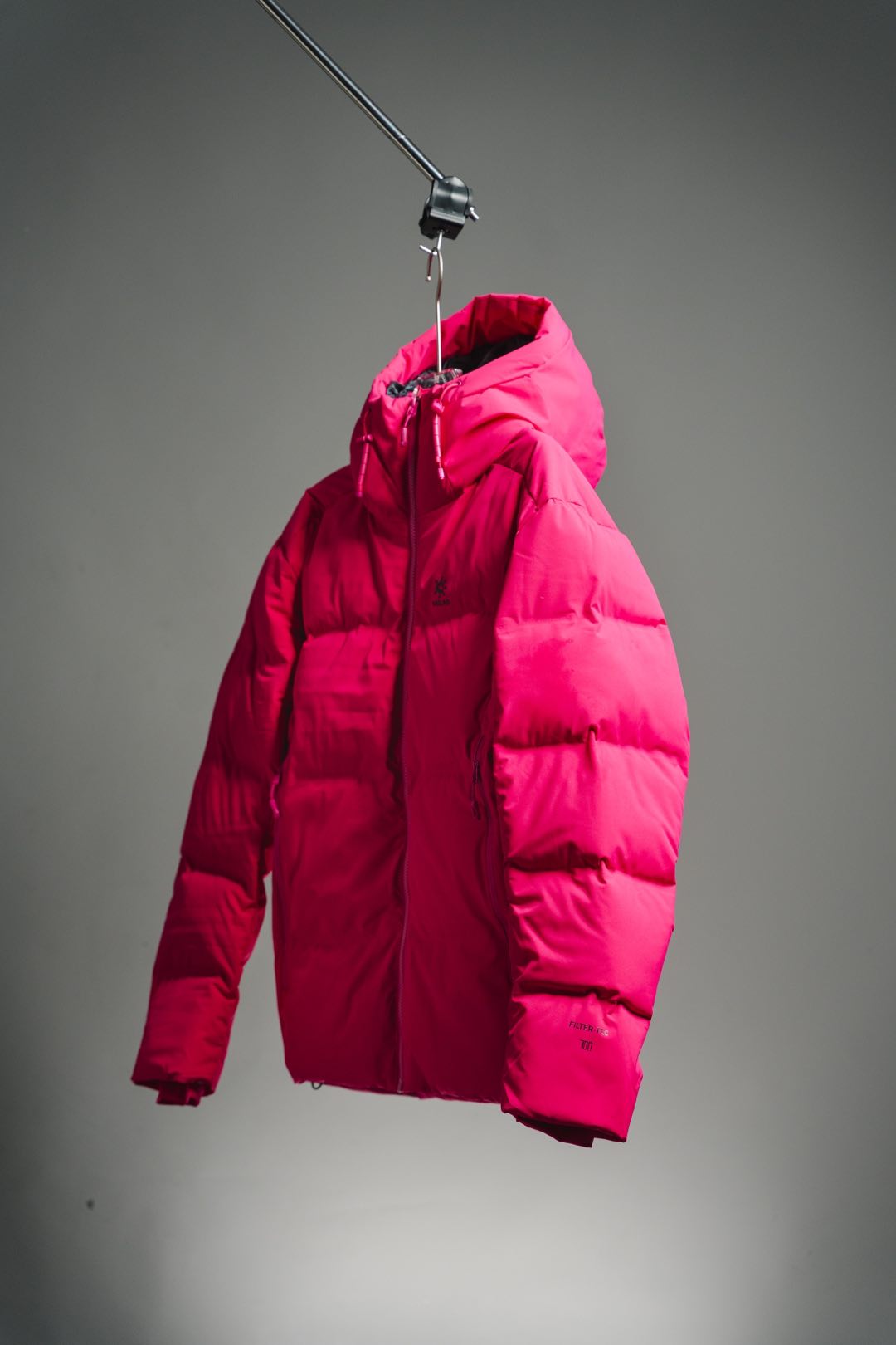 💰540 玫瑰粉 凯乐石达古羽绒服
【N厂凯乐石达古冬季户外抗寒加厚登山防风鹅绒服】独家货源
设计理念：
      这款凯乐石达古鹅绒服是以中国川西阿坝的达古冰川命名的一款鹅绒服，全气候适应，应对山地四季多变气候及温差满足湿冷环境中的保暖防护需求, 为湿冷天气下徒步登山及山地生活设计，具备高性能保暖科技和防风防小雨功能，当外部冷气入侵，即使汗湿情况下，仍可保持恒定保暖，一款高性能羽绒服为你提供需求。
面料+特点：
        ✅ 采用原版定制FILTER-TEC科技面料提供防风保护
        ✅  可调节立体充绒防风帽
        ✅ 填充700蓬鹅绒，绒子含量达90%，高效保暖
        ✅每件衣服充绒量为180g➕以上
        ✅两侧拉链插手袋，内里设有拉链口袋和收纳网袋，方便收纳物品
        ✅透气拉链设计，快速散热
        ✅弹力防风袖口，防止寒气进入
        ✅内里洗水友好结构设计，便于清洗
        ✅兼具防风抗水、透汽、耐磨等全面防护性能，更好应对徒步穿越中的多变天气挑战
        ✅面料采用撞色设计，独特大方
        ✅大臂后侧有独特的透气拉链设计，快速散热
        ✅ 在户外微雨环境下，能够抵挡水滴，防止渗透，抵御日常油污，拒绝吸收油液体类，易去污，普通洗涤，即可轻易去除污迹
        ✅  抗风，透气，轻微保暖，耐磨
        ✅ 三维调节风帽贴脸不漏风，不遮挡
        ✅男女同款 版型偏宽松，冬季必备
        ✅适合亚洲人群

工艺：
       ✅这款凯乐石达古鹅绒服是以中国川西阿坝的达古冰川命名的一款鹅绒服，全气候适应，应对山地四季多变气候及温差满足湿冷环境中的保暖防护需求, 为湿冷天气下徒步登山及山地生活设计，具备高性能保暖科技和防风防小雨功能，当外部冷气入侵，即使汗湿情况下，仍可保持恒定保暖，一款高性能羽绒服为你提供需求，兼具防风抗水、透汽、耐磨、运动延展等性能耐久耐候性尤为出色，轻松应对丛林、岩石复杂坏境它是一款低调简约款，上身以后的舒适感一定会惊艳你。