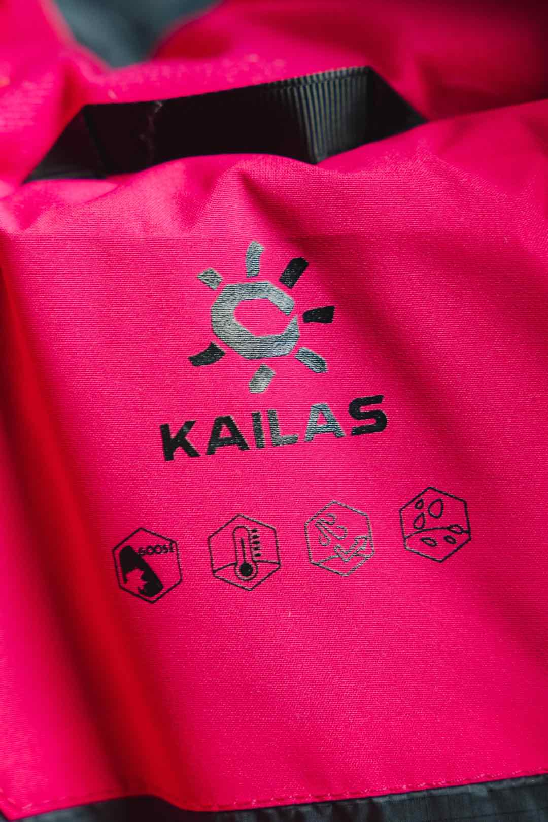 💰540 玫瑰粉 凯乐石达古羽绒服
【N厂凯乐石达古冬季户外抗寒加厚登山防风鹅绒服】独家货源
设计理念：
      这款凯乐石达古鹅绒服是以中国川西阿坝的达古冰川命名的一款鹅绒服，全气候适应，应对山地四季多变气候及温差满足湿冷环境中的保暖防护需求, 为湿冷天气下徒步登山及山地生活设计，具备高性能保暖科技和防风防小雨功能，当外部冷气入侵，即使汗湿情况下，仍可保持恒定保暖，一款高性能羽绒服为你提供需求。
面料+特点：
        ✅ 采用原版定制FILTER-TEC科技面料提供防风保护
        ✅  可调节立体充绒防风帽
        ✅ 填充700蓬鹅绒，绒子含量达90%，高效保暖
        ✅每件衣服充绒量为180g➕以上
        ✅两侧拉链插手袋，内里设有拉链口袋和收纳网袋，方便收纳物品
        ✅透气拉链设计，快速散热
        ✅弹力防风袖口，防止寒气进入
        ✅内里洗水友好结构设计，便于清洗
        ✅兼具防风抗水、透汽、耐磨等全面防护性能，更好应对徒步穿越中的多变天气挑战
        ✅面料采用撞色设计，独特大方
        ✅大臂后侧有独特的透气拉链设计，快速散热
        ✅ 在户外微雨环境下，能够抵挡水滴，防止渗透，抵御日常油污，拒绝吸收油液体类，易去污，普通洗涤，即可轻易去除污迹
        ✅  抗风，透气，轻微保暖，耐磨
        ✅ 三维调节风帽贴脸不漏风，不遮挡
        ✅男女同款 版型偏宽松，冬季必备
        ✅适合亚洲人群

工艺：
       ✅这款凯乐石达古鹅绒服是以中国川西阿坝的达古冰川命名的一款鹅绒服，全气候适应，应对山地四季多变气候及温差满足湿冷环境中的保暖防护需求, 为湿冷天气下徒步登山及山地生活设计，具备高性能保暖科技和防风防小雨功能，当外部冷气入侵，即使汗湿情况下，仍可保持恒定保暖，一款高性能羽绒服为你提供需求，兼具防风抗水、透汽、耐磨、运动延展等性能耐久耐候性尤为出色，轻松应对丛林、岩石复杂坏境它是一款低调简约款，上身以后的舒适感一定会惊艳你。