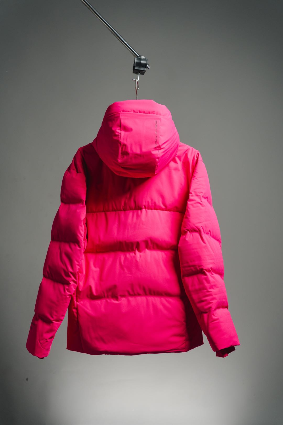 💰540 玫瑰粉 凯乐石达古羽绒服
【N厂凯乐石达古冬季户外抗寒加厚登山防风鹅绒服】独家货源
设计理念：
      这款凯乐石达古鹅绒服是以中国川西阿坝的达古冰川命名的一款鹅绒服，全气候适应，应对山地四季多变气候及温差满足湿冷环境中的保暖防护需求, 为湿冷天气下徒步登山及山地生活设计，具备高性能保暖科技和防风防小雨功能，当外部冷气入侵，即使汗湿情况下，仍可保持恒定保暖，一款高性能羽绒服为你提供需求。
面料+特点：
        ✅ 采用原版定制FILTER-TEC科技面料提供防风保护
        ✅  可调节立体充绒防风帽
        ✅ 填充700蓬鹅绒，绒子含量达90%，高效保暖
        ✅每件衣服充绒量为180g➕以上
        ✅两侧拉链插手袋，内里设有拉链口袋和收纳网袋，方便收纳物品
        ✅透气拉链设计，快速散热
        ✅弹力防风袖口，防止寒气进入
        ✅内里洗水友好结构设计，便于清洗
        ✅兼具防风抗水、透汽、耐磨等全面防护性能，更好应对徒步穿越中的多变天气挑战
        ✅面料采用撞色设计，独特大方
        ✅大臂后侧有独特的透气拉链设计，快速散热
        ✅ 在户外微雨环境下，能够抵挡水滴，防止渗透，抵御日常油污，拒绝吸收油液体类，易去污，普通洗涤，即可轻易去除污迹
        ✅  抗风，透气，轻微保暖，耐磨
        ✅ 三维调节风帽贴脸不漏风，不遮挡
        ✅男女同款 版型偏宽松，冬季必备
        ✅适合亚洲人群

工艺：
       ✅这款凯乐石达古鹅绒服是以中国川西阿坝的达古冰川命名的一款鹅绒服，全气候适应，应对山地四季多变气候及温差满足湿冷环境中的保暖防护需求, 为湿冷天气下徒步登山及山地生活设计，具备高性能保暖科技和防风防小雨功能，当外部冷气入侵，即使汗湿情况下，仍可保持恒定保暖，一款高性能羽绒服为你提供需求，兼具防风抗水、透汽、耐磨、运动延展等性能耐久耐候性尤为出色，轻松应对丛林、岩石复杂坏境它是一款低调简约款，上身以后的舒适感一定会惊艳你。