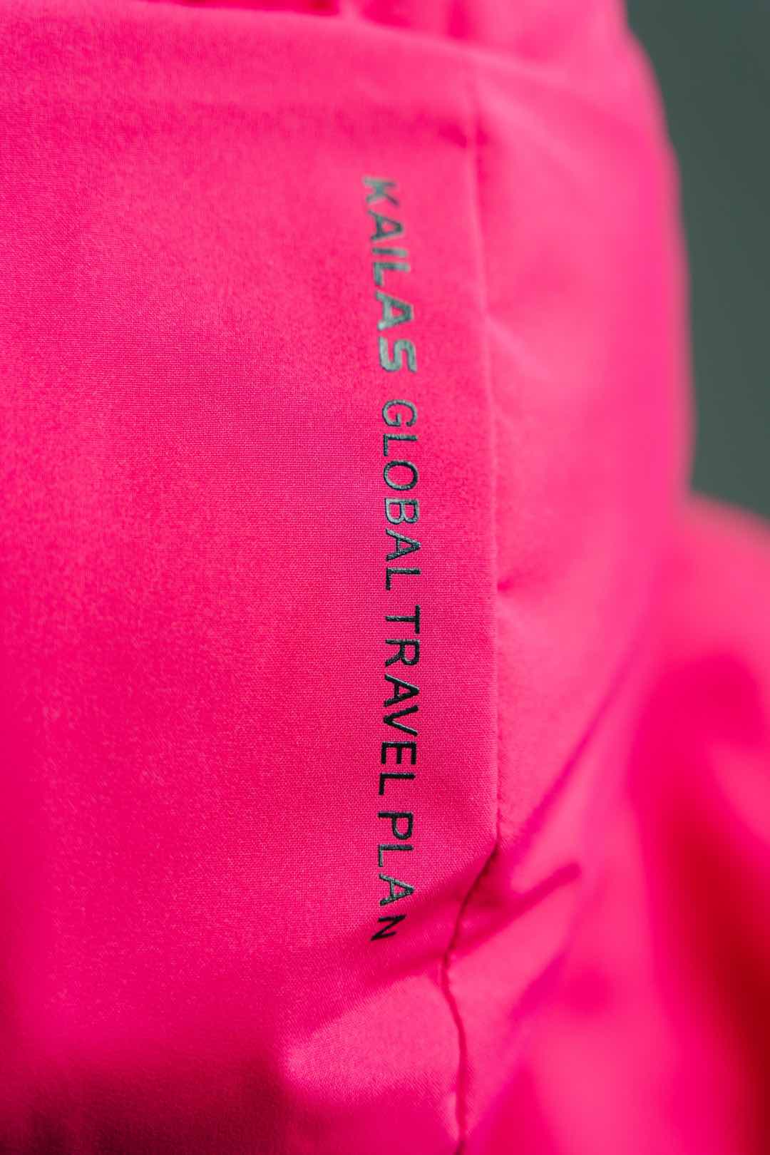 💰540 玫瑰粉 凯乐石达古羽绒服
【N厂凯乐石达古冬季户外抗寒加厚登山防风鹅绒服】独家货源
设计理念：
      这款凯乐石达古鹅绒服是以中国川西阿坝的达古冰川命名的一款鹅绒服，全气候适应，应对山地四季多变气候及温差满足湿冷环境中的保暖防护需求, 为湿冷天气下徒步登山及山地生活设计，具备高性能保暖科技和防风防小雨功能，当外部冷气入侵，即使汗湿情况下，仍可保持恒定保暖，一款高性能羽绒服为你提供需求。
面料+特点：
        ✅ 采用原版定制FILTER-TEC科技面料提供防风保护
        ✅  可调节立体充绒防风帽
        ✅ 填充700蓬鹅绒，绒子含量达90%，高效保暖
        ✅每件衣服充绒量为180g➕以上
        ✅两侧拉链插手袋，内里设有拉链口袋和收纳网袋，方便收纳物品
        ✅透气拉链设计，快速散热
        ✅弹力防风袖口，防止寒气进入
        ✅内里洗水友好结构设计，便于清洗
        ✅兼具防风抗水、透汽、耐磨等全面防护性能，更好应对徒步穿越中的多变天气挑战
        ✅面料采用撞色设计，独特大方
        ✅大臂后侧有独特的透气拉链设计，快速散热
        ✅ 在户外微雨环境下，能够抵挡水滴，防止渗透，抵御日常油污，拒绝吸收油液体类，易去污，普通洗涤，即可轻易去除污迹
        ✅  抗风，透气，轻微保暖，耐磨
        ✅ 三维调节风帽贴脸不漏风，不遮挡
        ✅男女同款 版型偏宽松，冬季必备
        ✅适合亚洲人群

工艺：
       ✅这款凯乐石达古鹅绒服是以中国川西阿坝的达古冰川命名的一款鹅绒服，全气候适应，应对山地四季多变气候及温差满足湿冷环境中的保暖防护需求, 为湿冷天气下徒步登山及山地生活设计，具备高性能保暖科技和防风防小雨功能，当外部冷气入侵，即使汗湿情况下，仍可保持恒定保暖，一款高性能羽绒服为你提供需求，兼具防风抗水、透汽、耐磨、运动延展等性能耐久耐候性尤为出色，轻松应对丛林、岩石复杂坏境它是一款低调简约款，上身以后的舒适感一定会惊艳你。