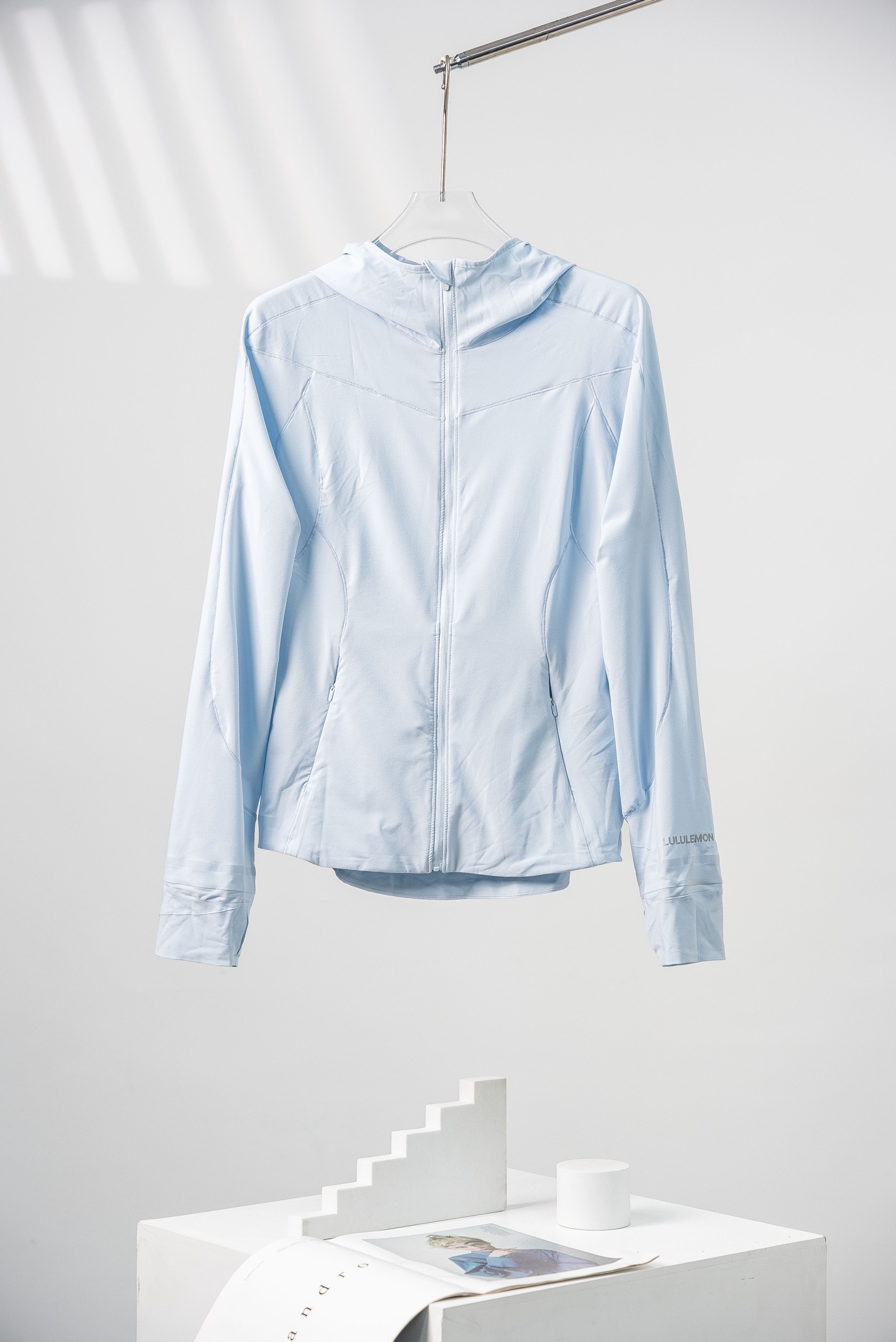 天空蓝 lululemon露露乐蒙 Mist Over系列 Windbreaker 纯色修身防风速干轻薄连帽皮肤衣夹克 女款