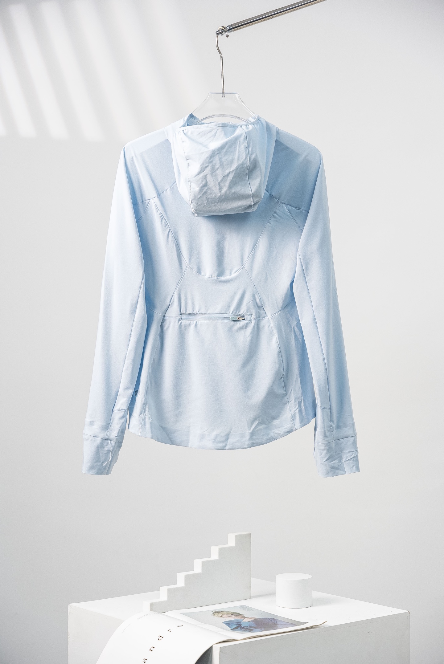 天空蓝 lululemon露露乐蒙 Mist Over系列 Windbreaker 纯色修身防风速干轻薄连帽皮肤衣夹克 女款