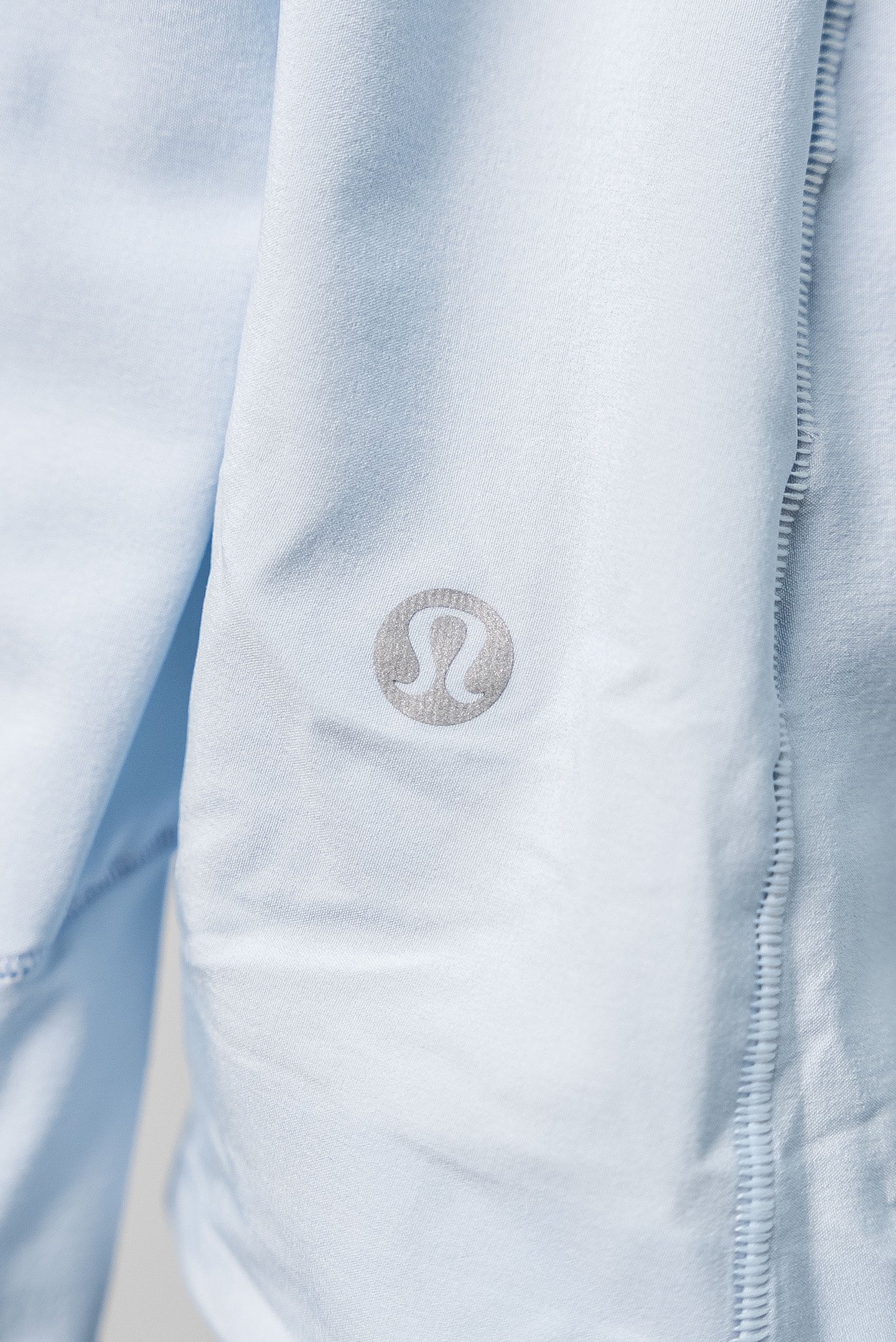 天空蓝 lululemon露露乐蒙 Mist Over系列 Windbreaker 纯色修身防风速干轻薄连帽皮肤衣夹克 女款