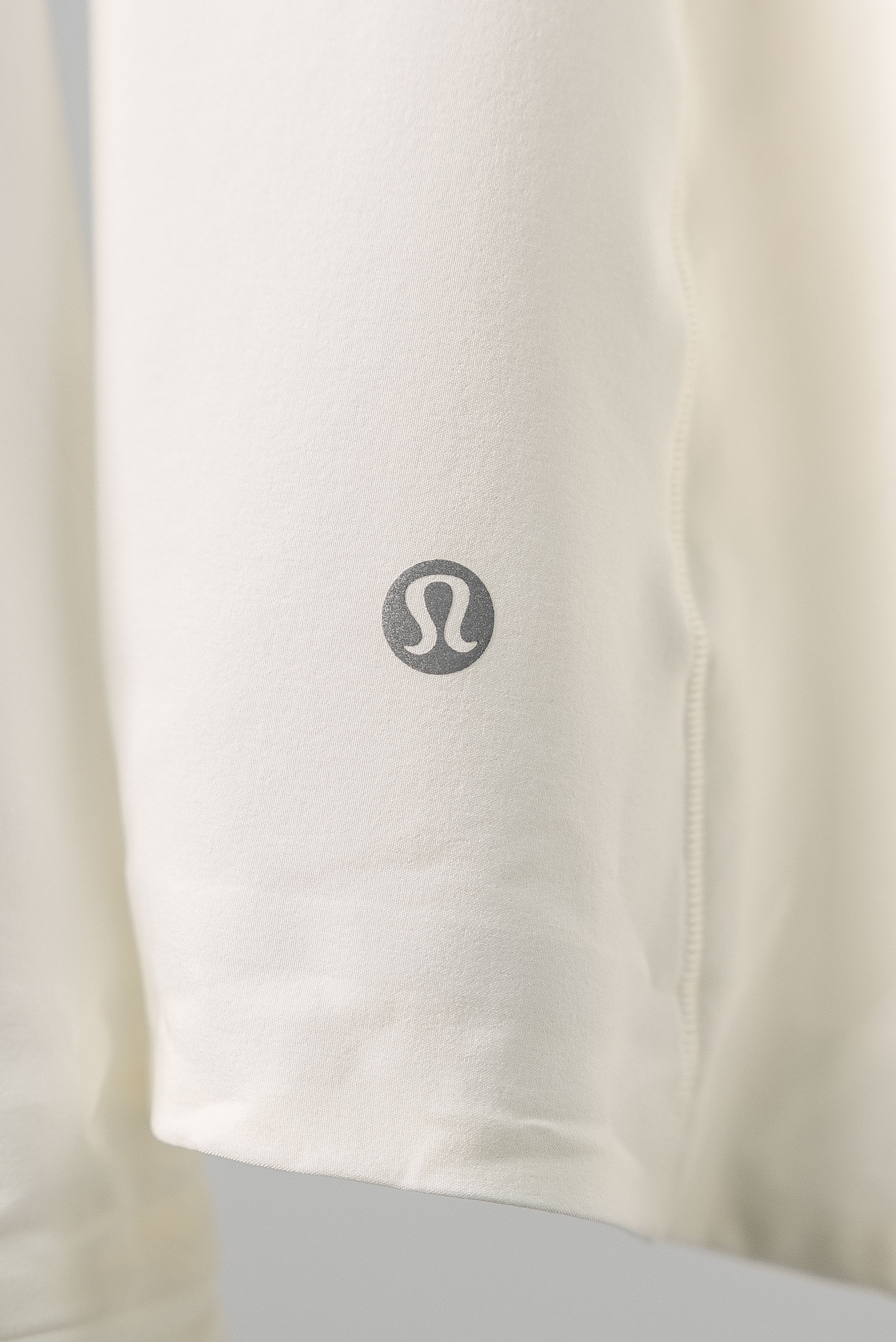 白色 lululemon露露乐蒙 Mist Over系列 Windbreaker 纯色修身防风速干轻薄连帽皮肤衣夹克 女款