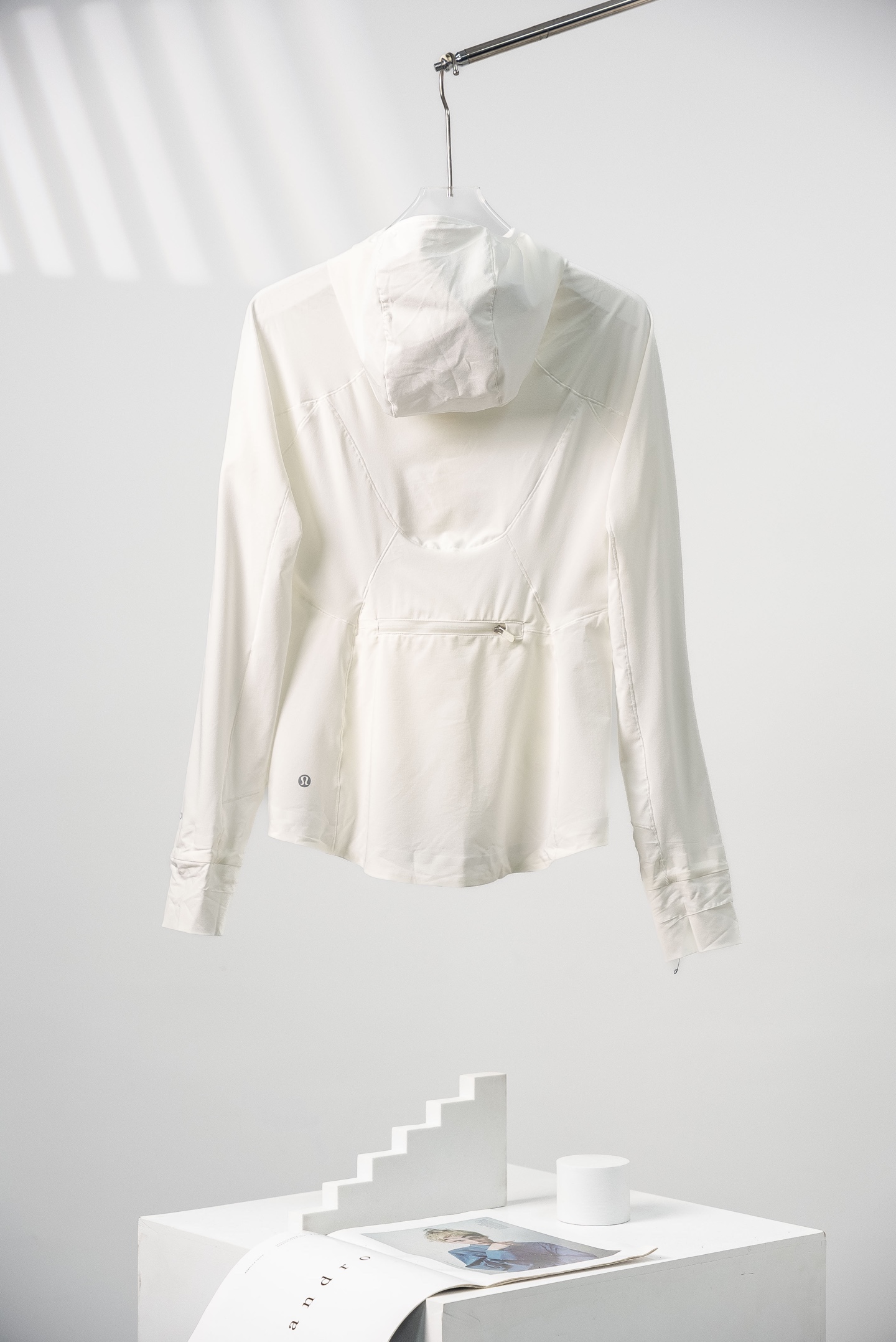 白色 lululemon露露乐蒙 Mist Over系列 Windbreaker 纯色修身防风速干轻薄连帽皮肤衣夹克 女款