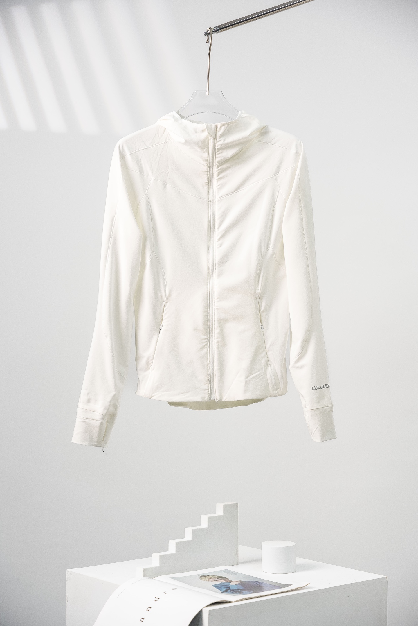 白色 lululemon露露乐蒙 Mist Over系列 Windbreaker 纯色修身防风速干轻薄连帽皮肤衣夹克 女款