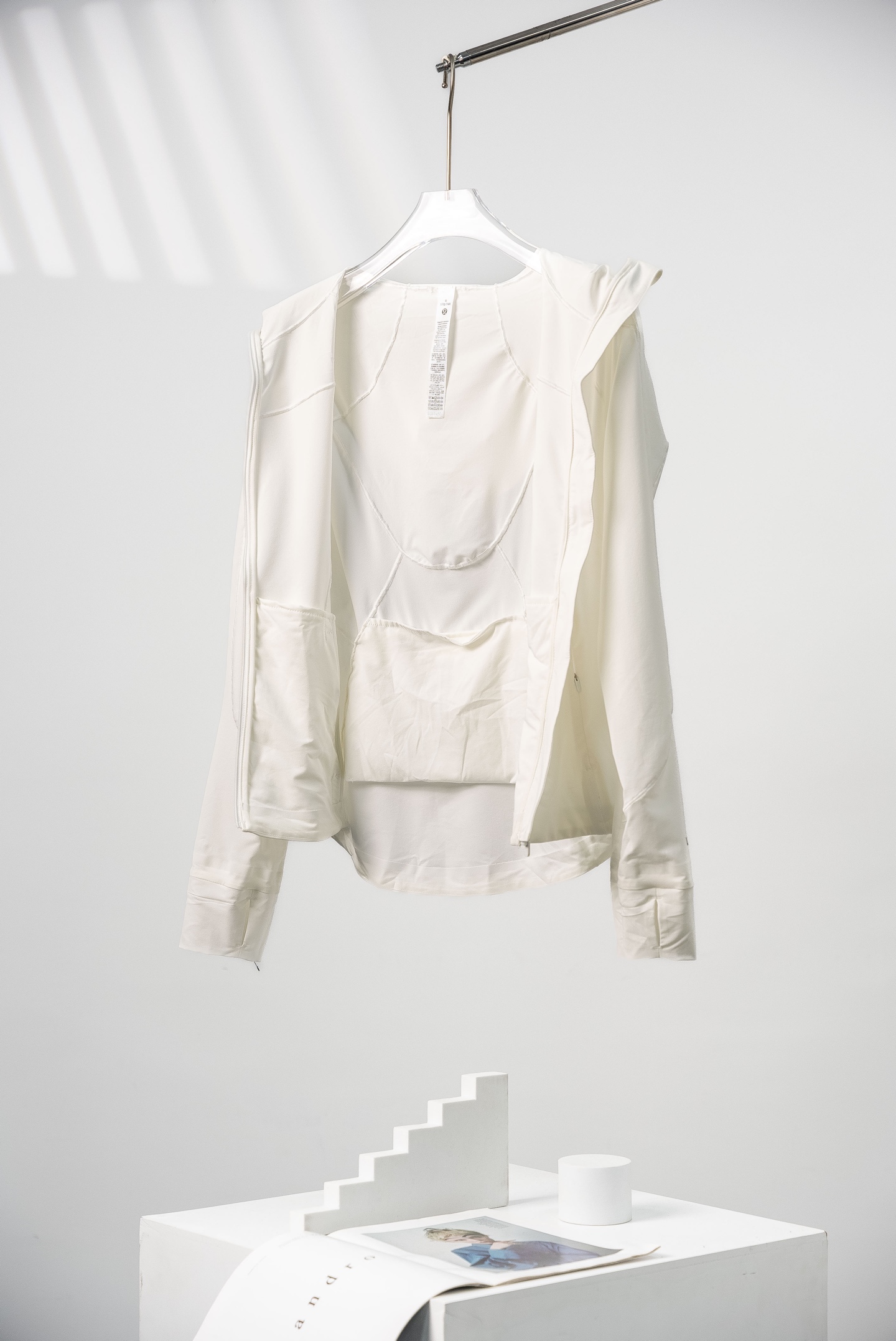 白色 lululemon露露乐蒙 Mist Over系列 Windbreaker 纯色修身防风速干轻薄连帽皮肤衣夹克 女款