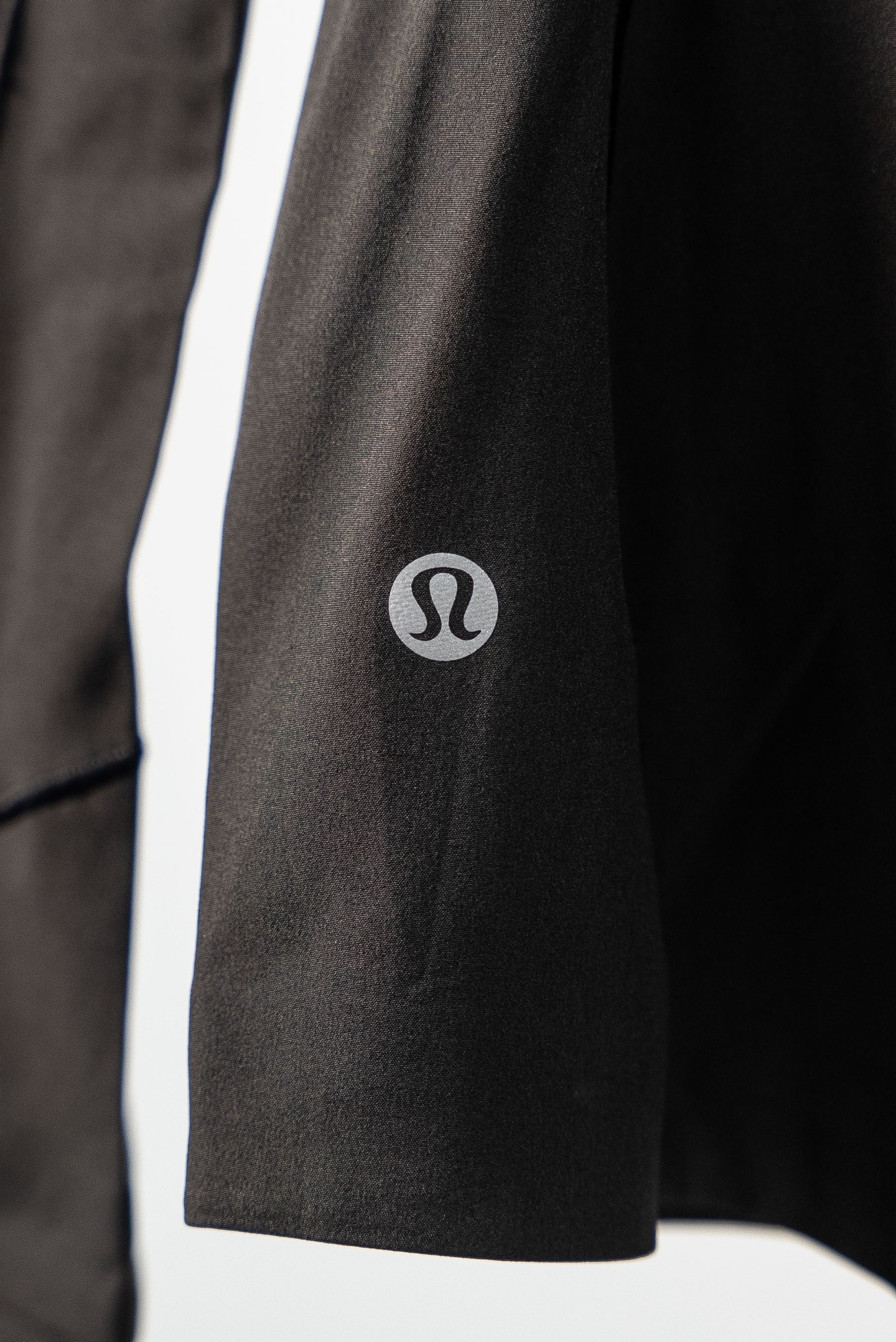 黑色 lululemon露露乐蒙 Mist Over系列 Windbreaker 纯色修身防风速干轻薄连帽皮肤衣夹克 女款
