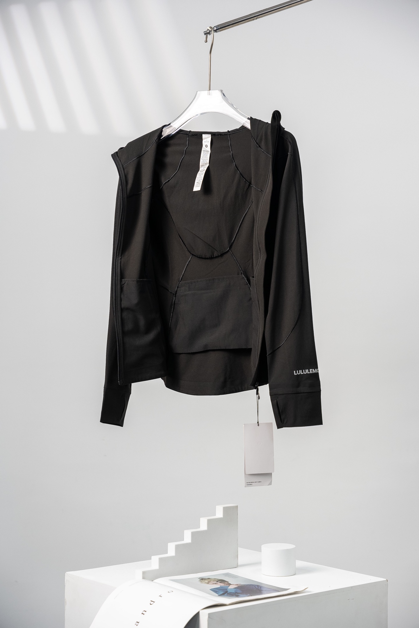 黑色 lululemon露露乐蒙 Mist Over系列 Windbreaker 纯色修身防风速干轻薄连帽皮肤衣夹克 女款